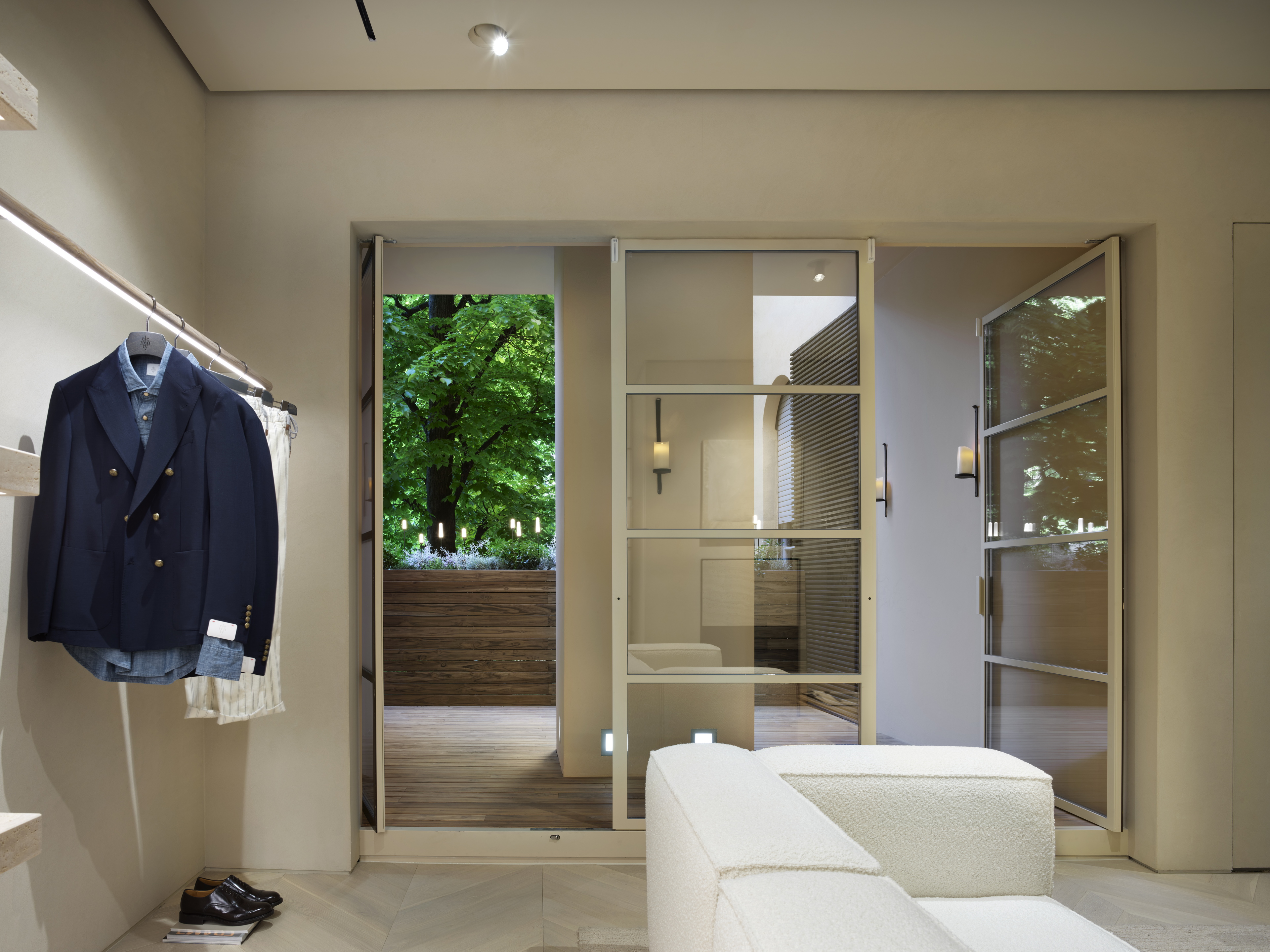 Intonaco rinforzato di finitura in argilla TerraVista Plus Liscio color Panna applicato sulle pareti del flagship store Eleventy di Milano. Progetto di Parisotto+Formenton Fotografia: Pietro Savorelli