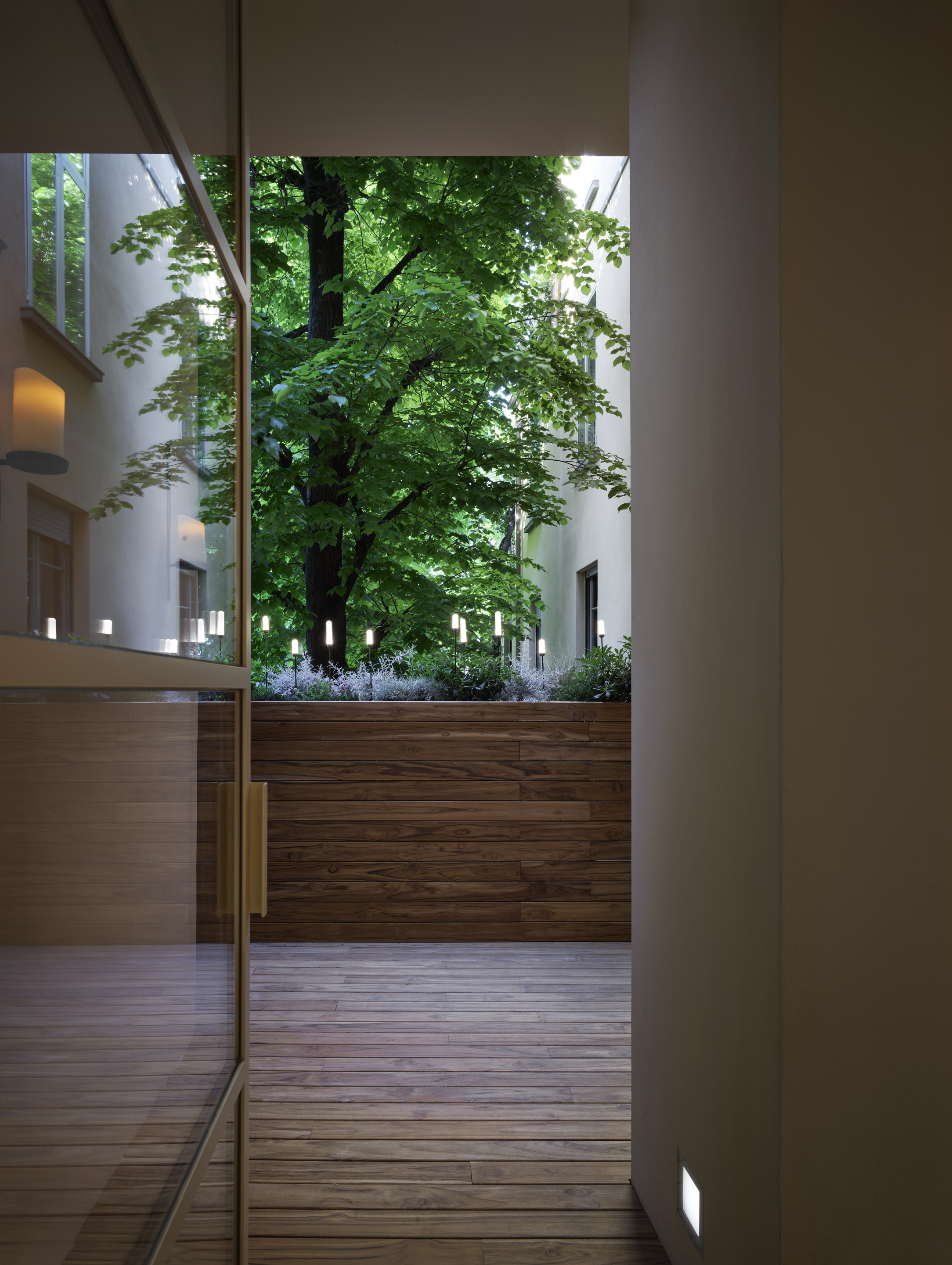 Intonaco rinforzato di finitura in argilla TerraVista Plus Liscio color Panna applicato sulle pareti del flagship store Eleventy di Milano. Progetto di Parisotto+Formenton Fotografia: Pietro Savorelli