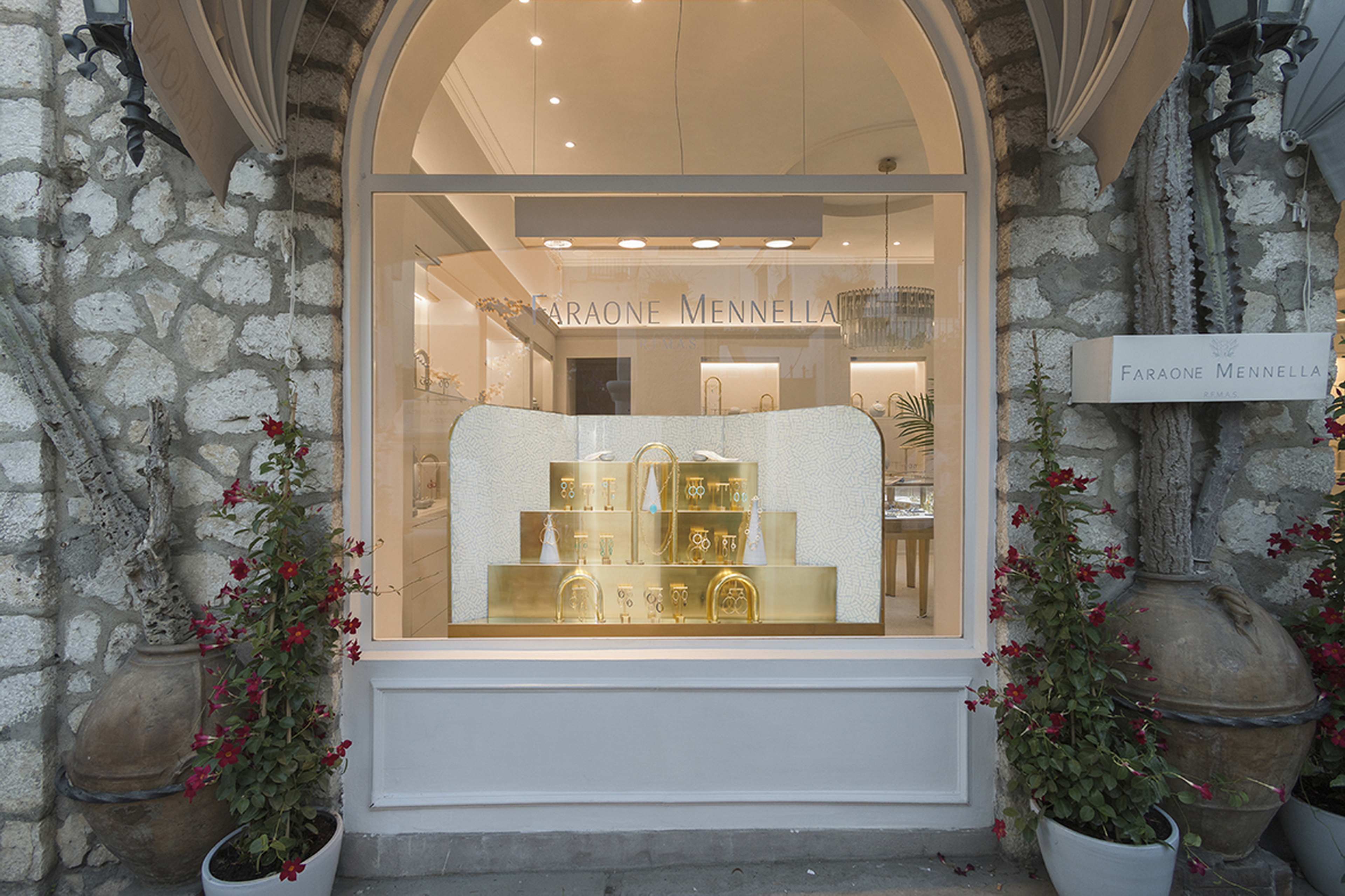 TerraSilk Structured Panna colour applied to wall and ceilings of Capri’s Faraone Mennella Jewelry Store. Project by Studio Irvine Photography: Natalia Garcia
