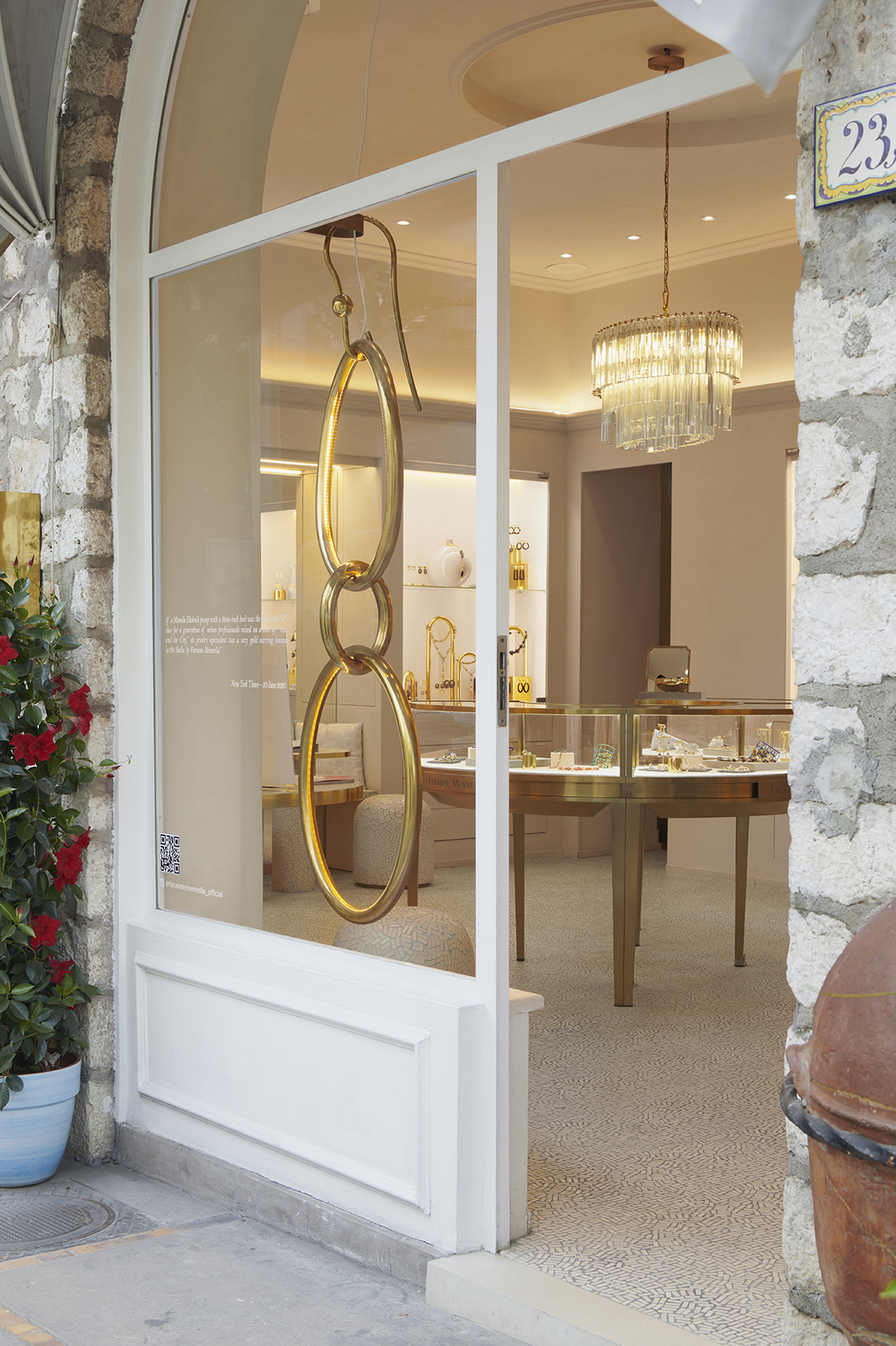 TerraSilk Structured Panna colour applied to wall and ceilings of Capri’s Faraone Mennella Jewelry Store. Project by Studio Irvine Photography: Natalia Garcia