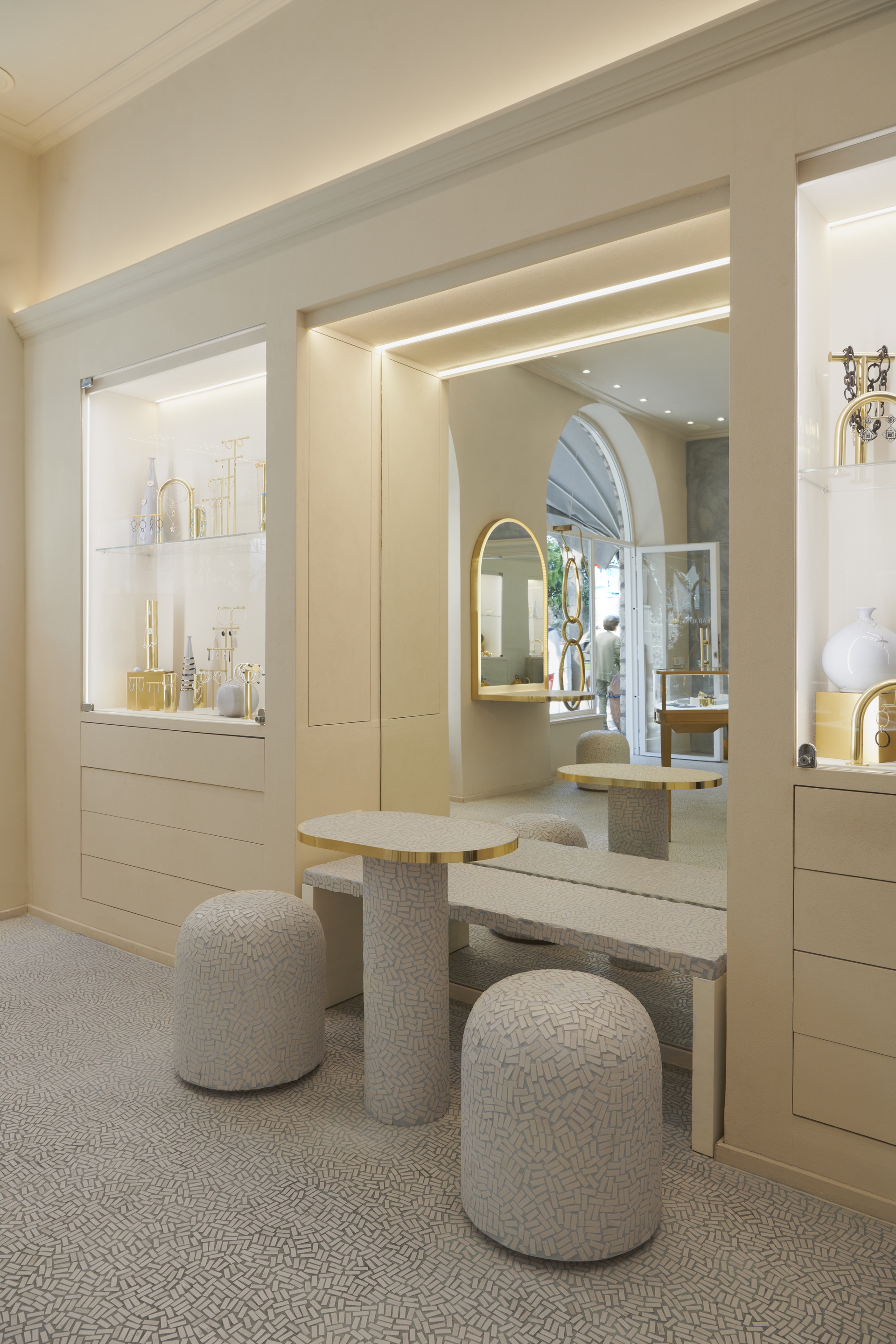 Fine-grained clay reinforced finishing plaster TerraVista Plus Smooth bespoke colour applied to walls and clay paint TerraSilk Structured Panna colour applied to wall and ceilings of Capri’s Faraone Mennella Jewelry Store. Project by Studio Irvine Photography: Natalia Garcia