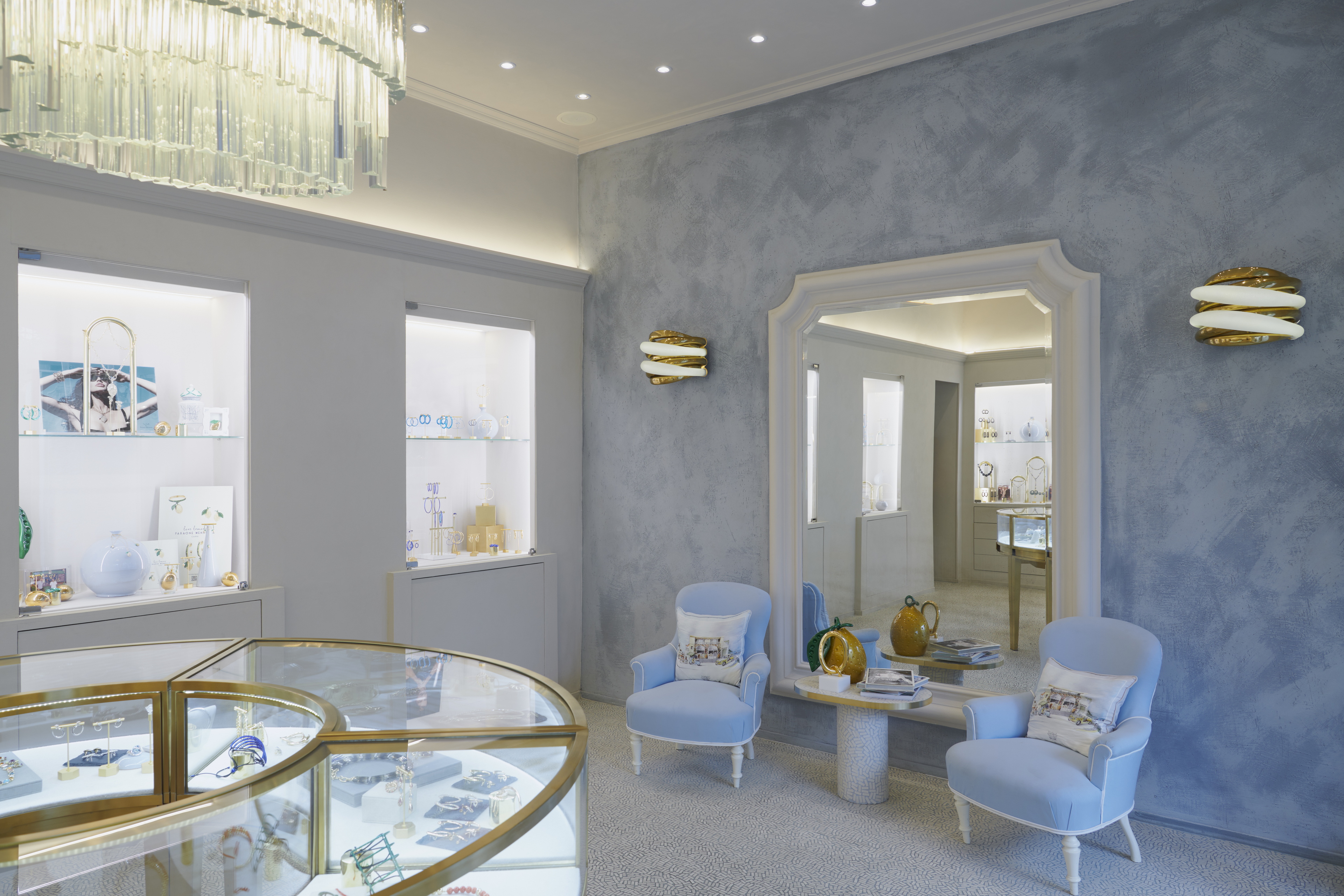 Intonaco di finitura rinforzato in argilla a grana fine TerraVista Plus Liscio colore bespoke applicato su pareti e pittura in terra cruda TerraSilk Strutturato color Panna applicato su pareti e soffitti della gioielleria Faraone Mennella a Capri su progetto di Studio Irvine. Fotografia: Natalia Garcia