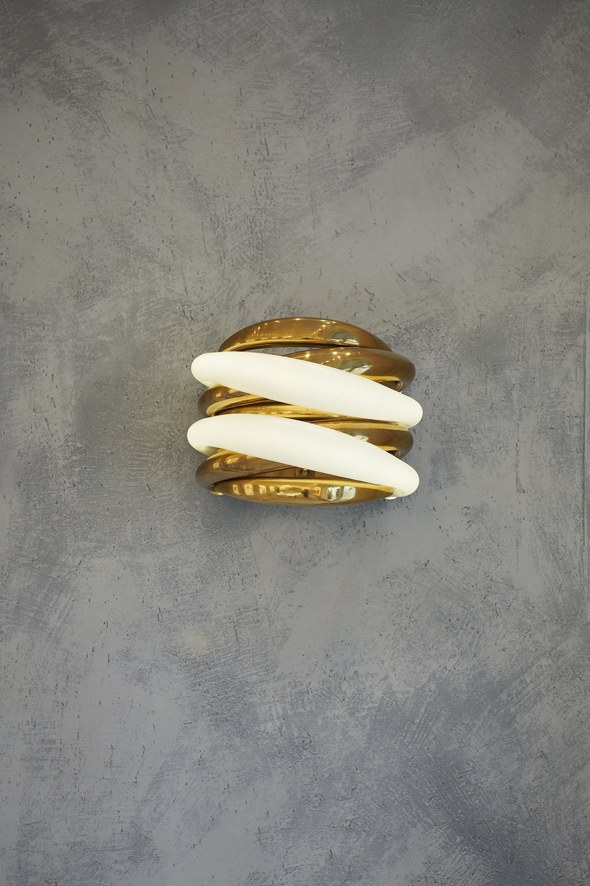 Intonaco di finitura rinforzato in argilla a grana fine TerraVista Plus Liscio colore bespoke applicato sulle pareti della gioielleria Faraone Mennella a Capri su progetto di Studio Irvine. Fotografia: Natalia Garcia