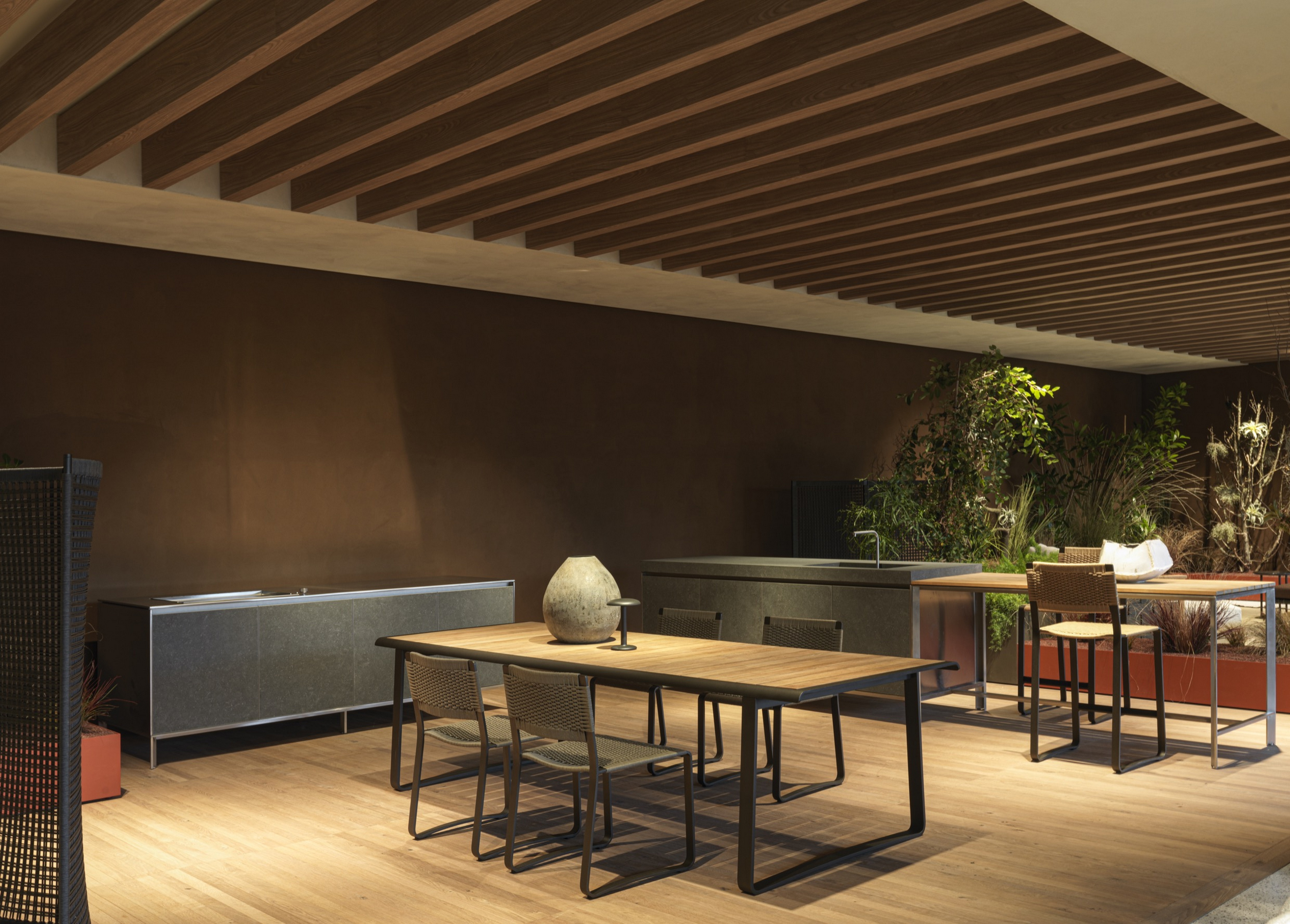 Outdoor collection at the Molteni&#038;C shooroom in Giussano. Natural clay paint TerraSilk Structured applied to ceilings in Panna (cream) colour while in Cacao (cocoa) and bespoke colours to walls and panels. Photo: courtesy of Molteni&#038;C.