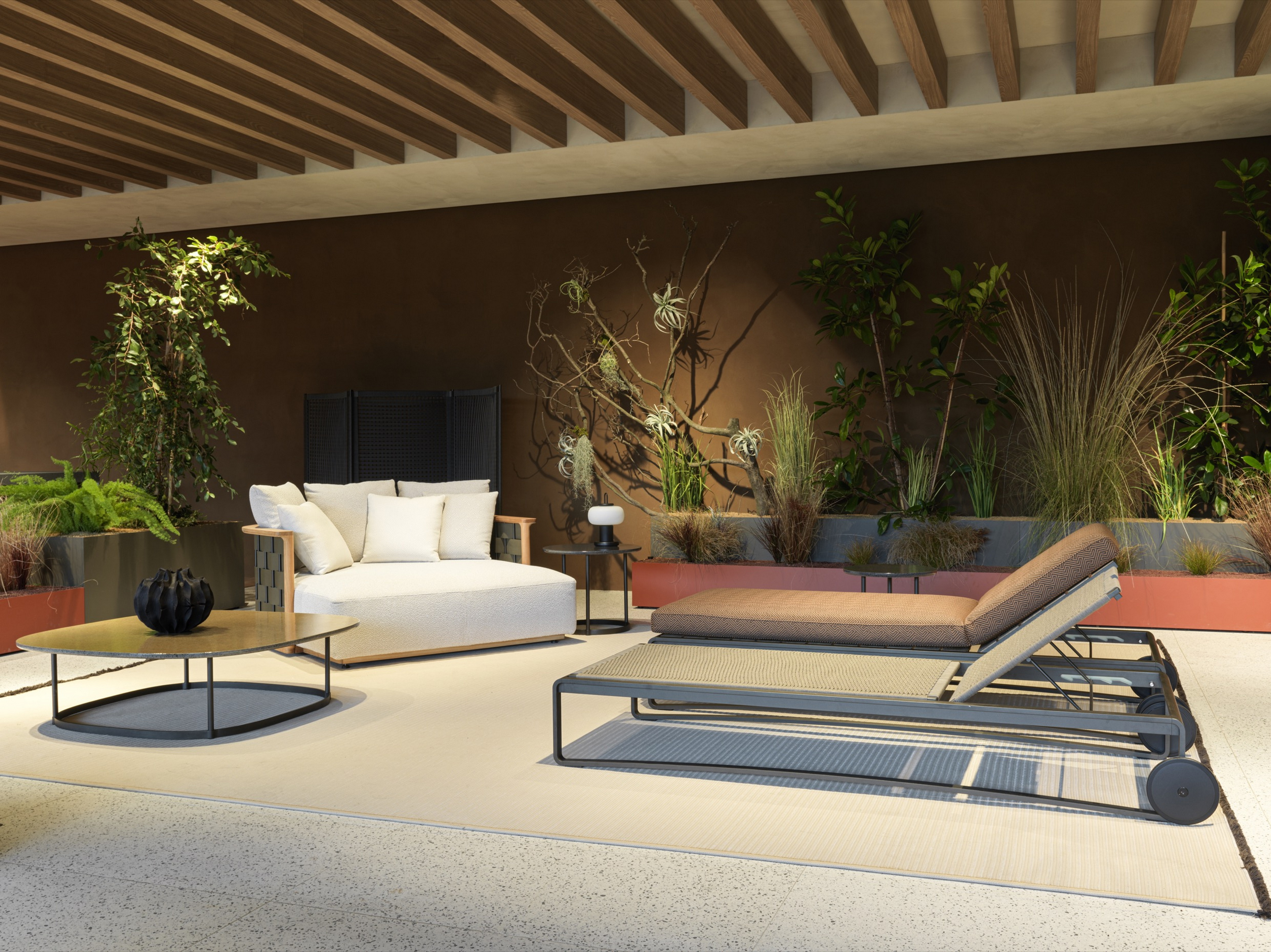 Collezione outdoor presso lo shooroom Molteni&#038;C di Giussano. La pittura naturale all'argilla TerraSilk Strutturato è stata applicata ai soffitti nel colore Panna, mentre su pareti e pannelli nel colore Cacao e in colori personalizzati. Foto: per gentile concessione di Molteni&#038;C