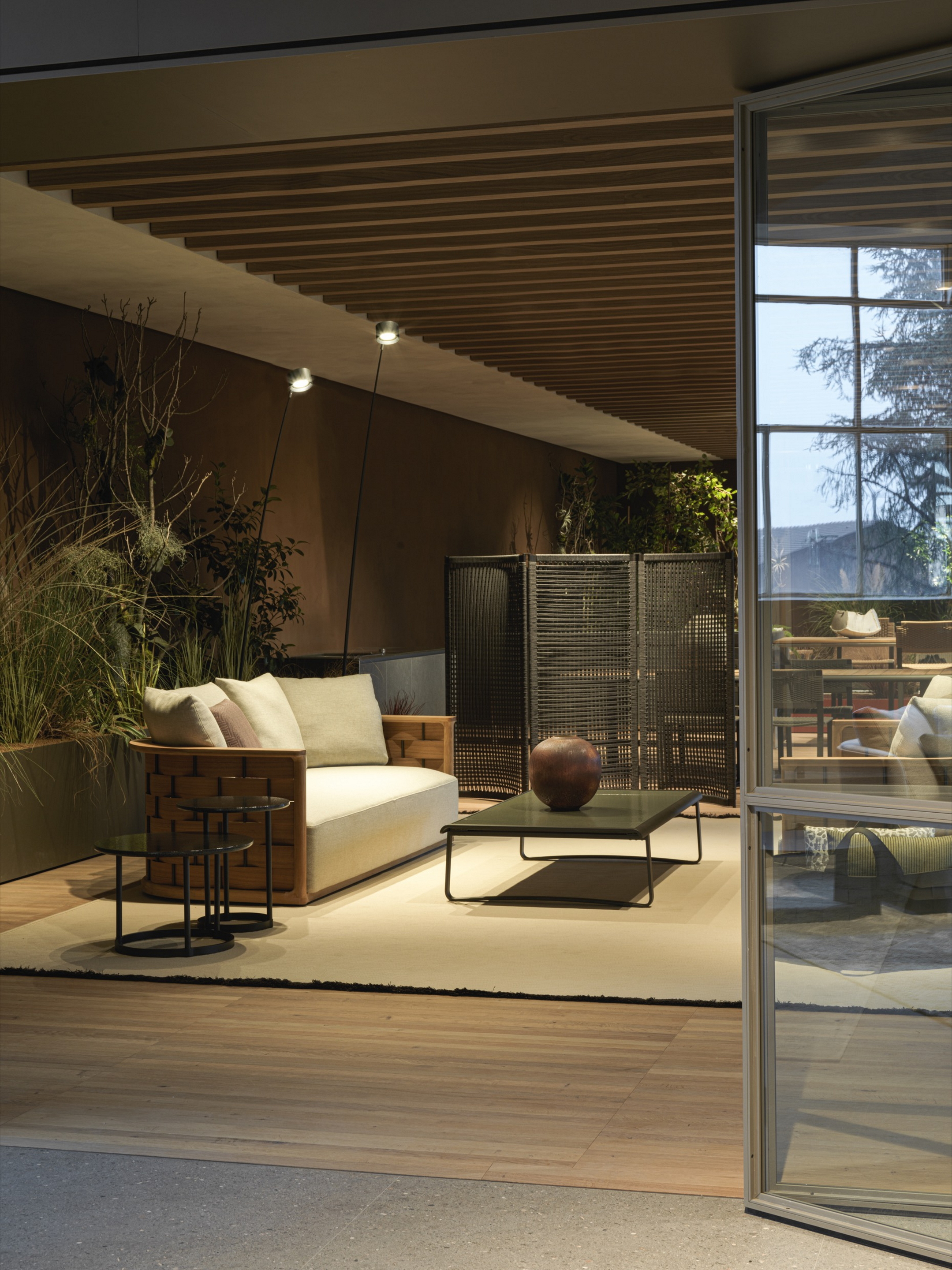 Collezione outdoor presso lo shooroom Molteni&#038;C di Giussano. La pittura naturale all'argilla TerraSilk Strutturato è stata applicata ai soffitti nel colore Panna, mentre su pareti e pannelli nel colore Cacao e in colori personalizzati. Foto: per gentile concessione di Molteni&#038;C