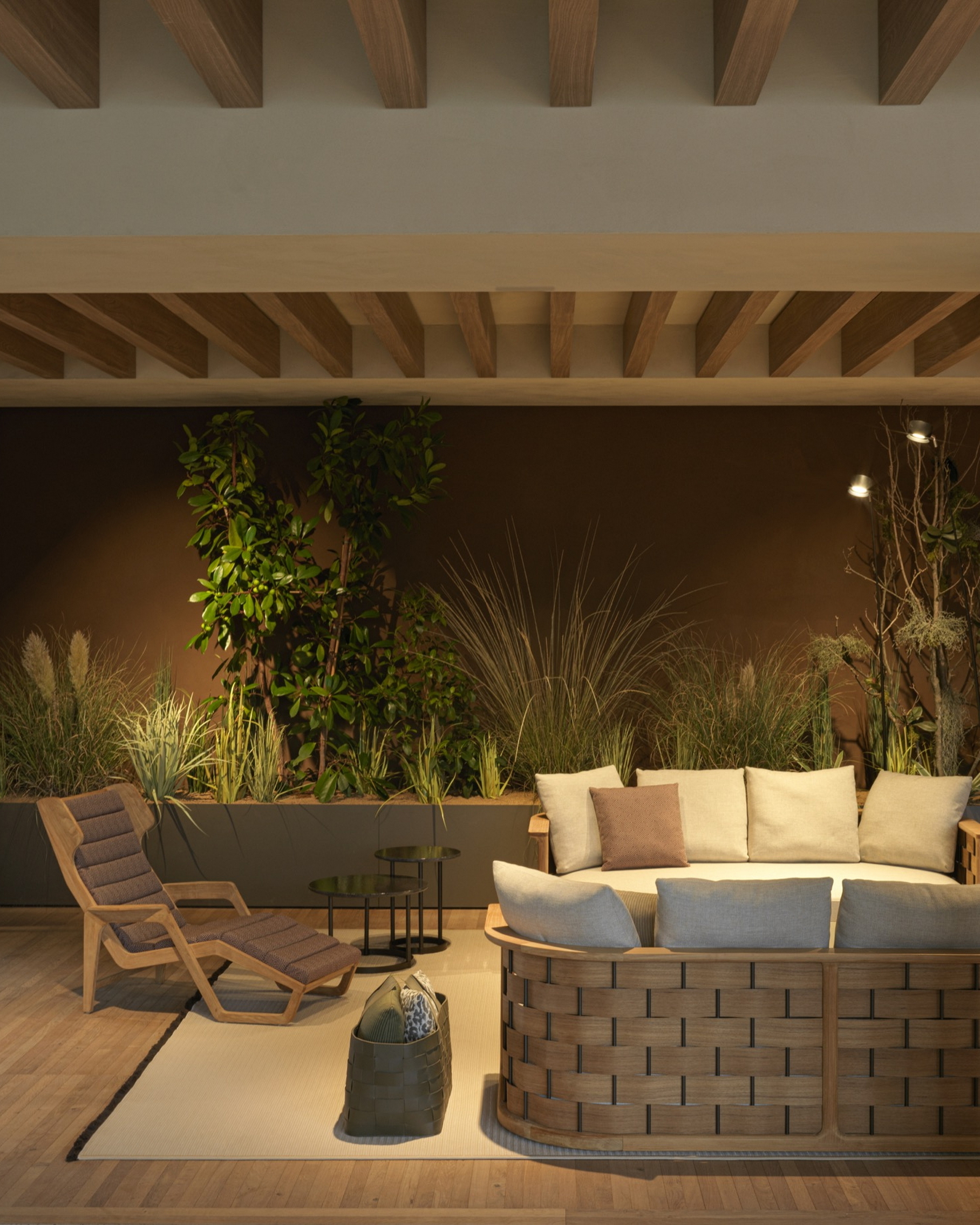 Collezione outdoor presso lo shooroom Molteni&#038;C di Giussano. La pittura naturale all'argilla TerraSilk Strutturato è stata applicata ai soffitti nel colore Panna, mentre su pareti e pannelli nel colore Cacao e in colori personalizzati. Foto: per gentile concessione di Molteni&#038;C