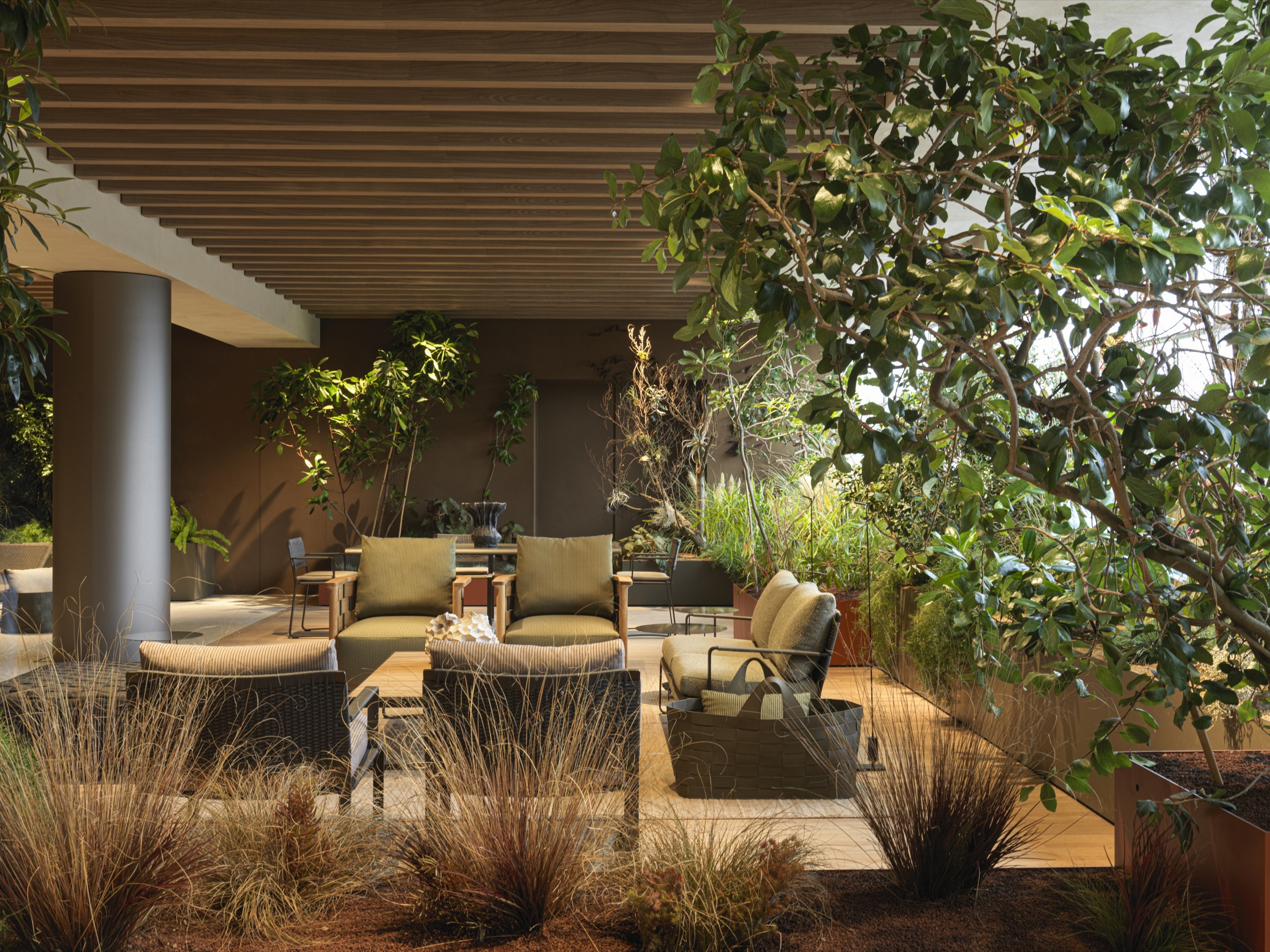 Collezione outdoor presso lo shooroom Molteni&#038;C di Giussano. La pittura naturale all'argilla TerraSilk Strutturato è stata applicata ai soffitti nel colore Panna, mentre su pareti e pannelli nel colore Cacao e in colori personalizzati. Foto: per gentile concessione di Molteni&#038;C