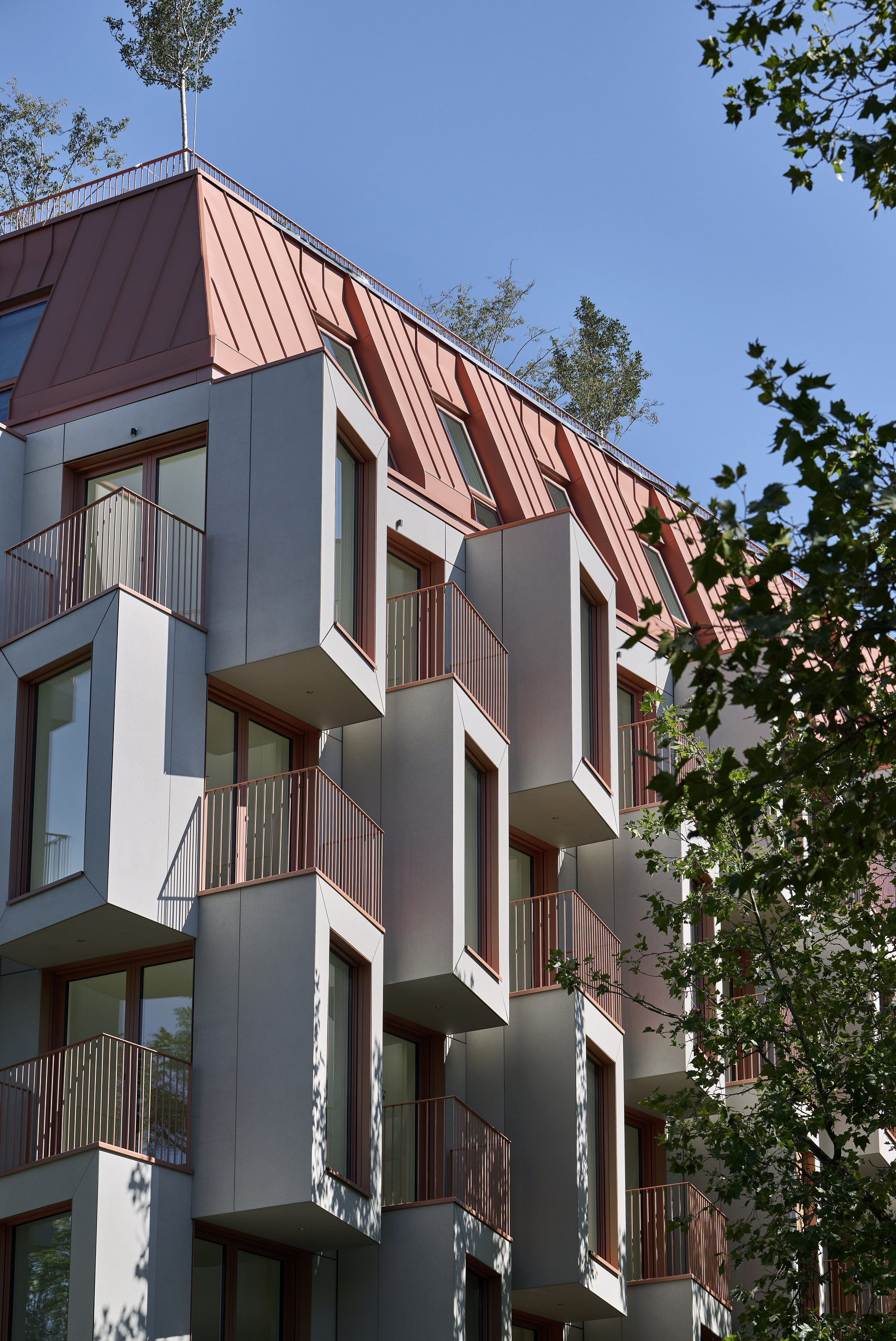 Finiture in argilla per il penthouse loft Edition Van B a Monaco di Baviera su progetto di Holzrausch. Intonaco artistico di finitura in argilla TerraEvoca 2 Livelli applicato su pareti e pittura in terra cruda TerraSilk Liscio come rivestimento per i soffitti, entrambi in colore bespoke con base Cacao. Fotografia: Oliver Jaist