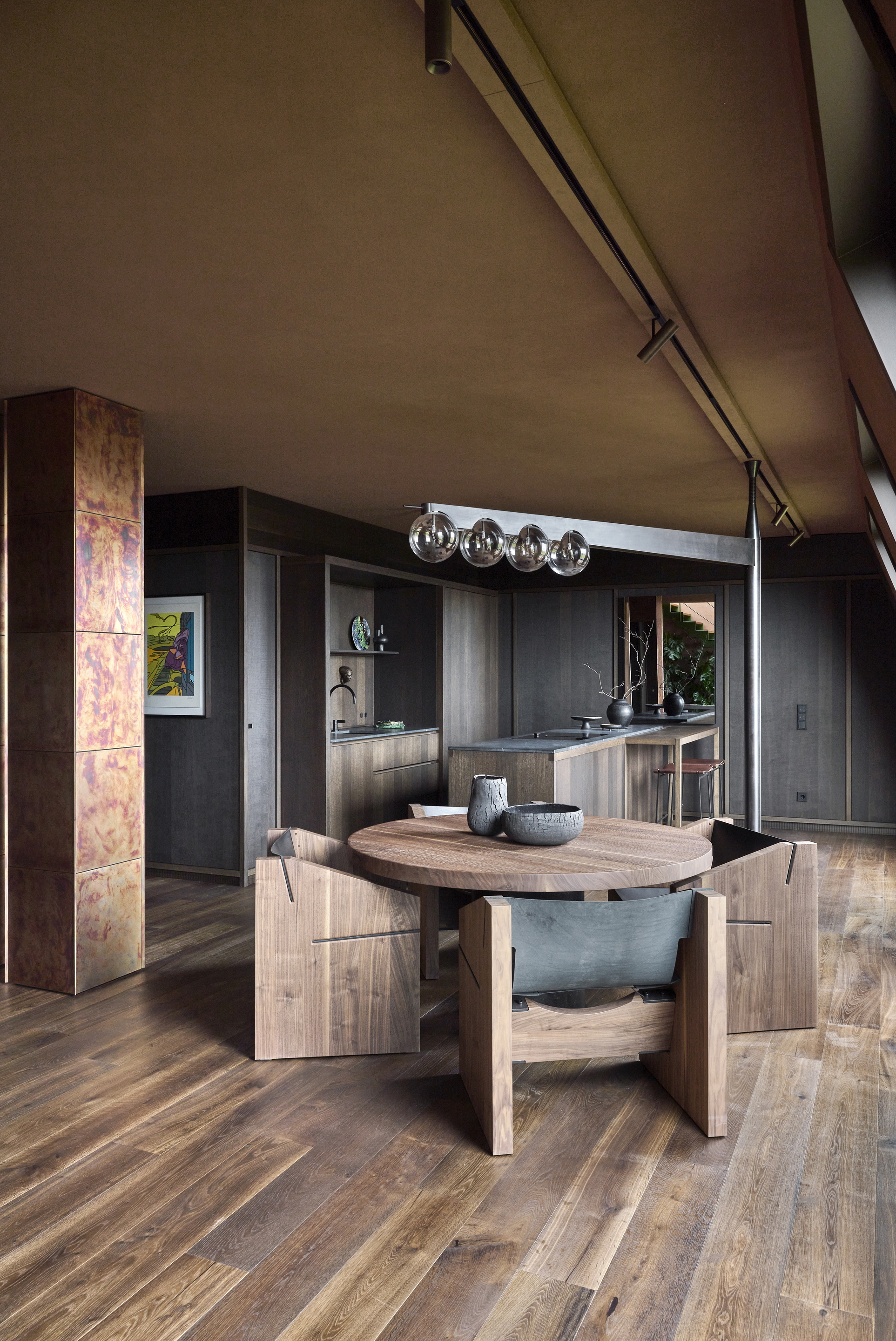 Finiture in argilla per il penthouse loft Edition Van B a Monaco di Baviera su progetto di Holzrausch. Intonaco artistico di finitura in argilla TerraEvoca 2 Livelli applicato su pareti e pittura in terra cruda TerraSilk Liscio come rivestimento per i soffitti, entrambi in colore bespoke con base Cacao. Fotografia: Oliver Jaist