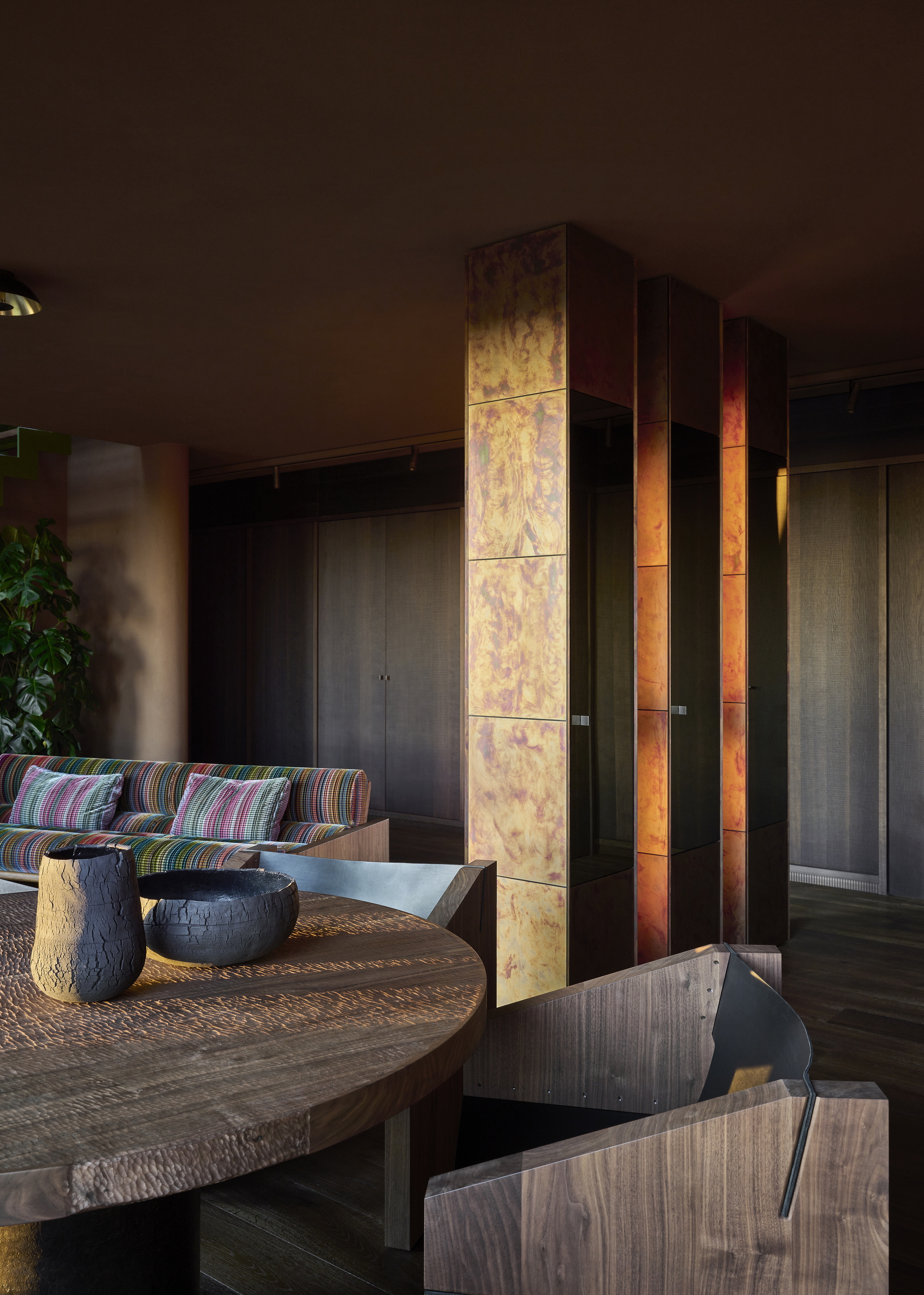 Finiture in argilla per il penthouse loft Edition Van B a Monaco di Baviera su progetto di Holzrausch. Intonaco artistico di finitura in argilla TerraEvoca 2 Livelli applicato su pareti e pittura in terra cruda TerraSilk Liscio come rivestimento per i soffitti, entrambi in colore bespoke con base Cacao. Fotografia: Oliver Jaist