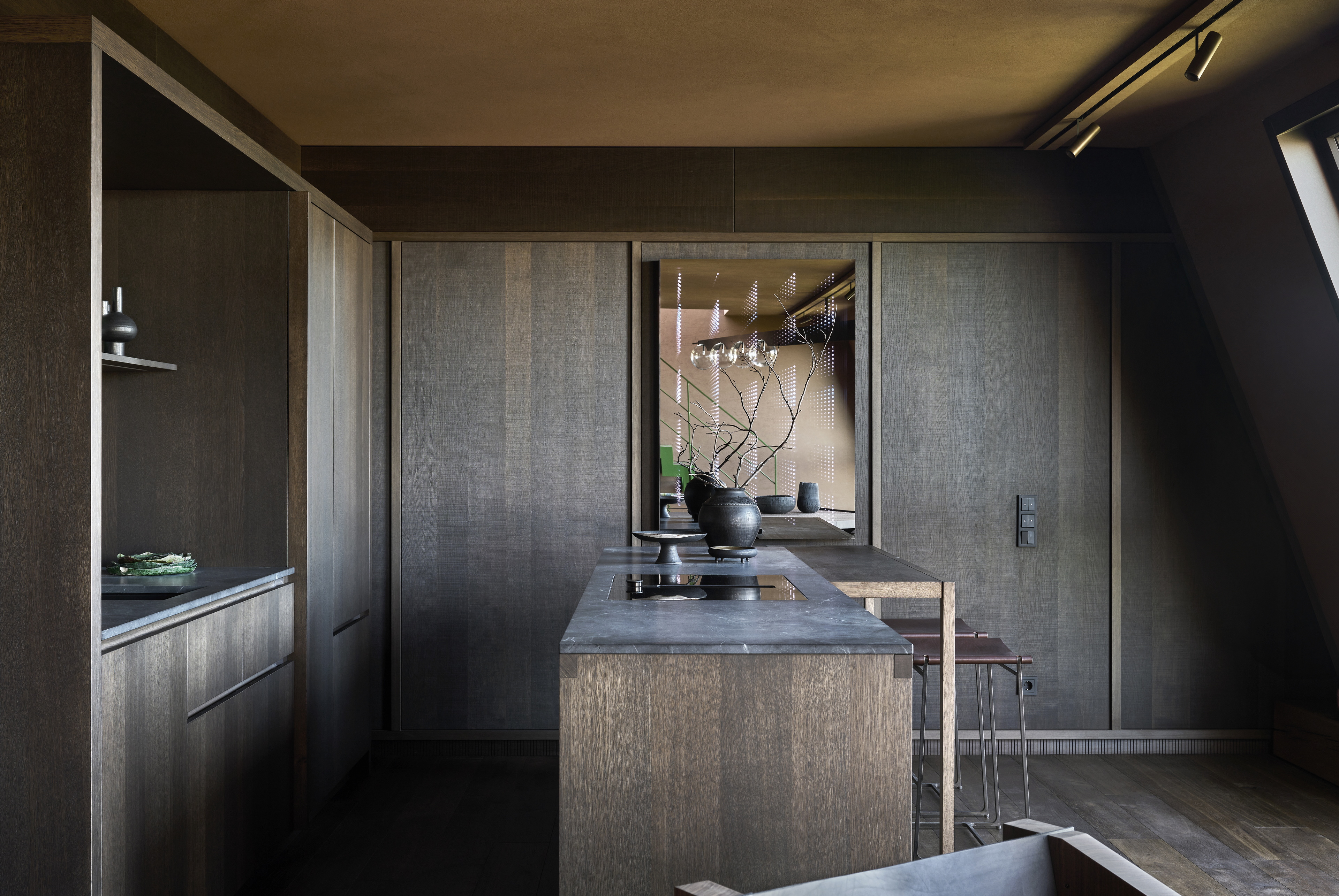 Finiture in argilla per il penthouse loft Edition Van B a Monaco di Baviera su progetto di Holzrausch. Intonaco artistico di finitura in argilla TerraEvoca 2 Livelli applicato su pareti e pittura in terra cruda TerraSilk Liscio come rivestimento per i soffitti, entrambi in colore bespoke con base Cacao. Fotografia: Oliver Jaist