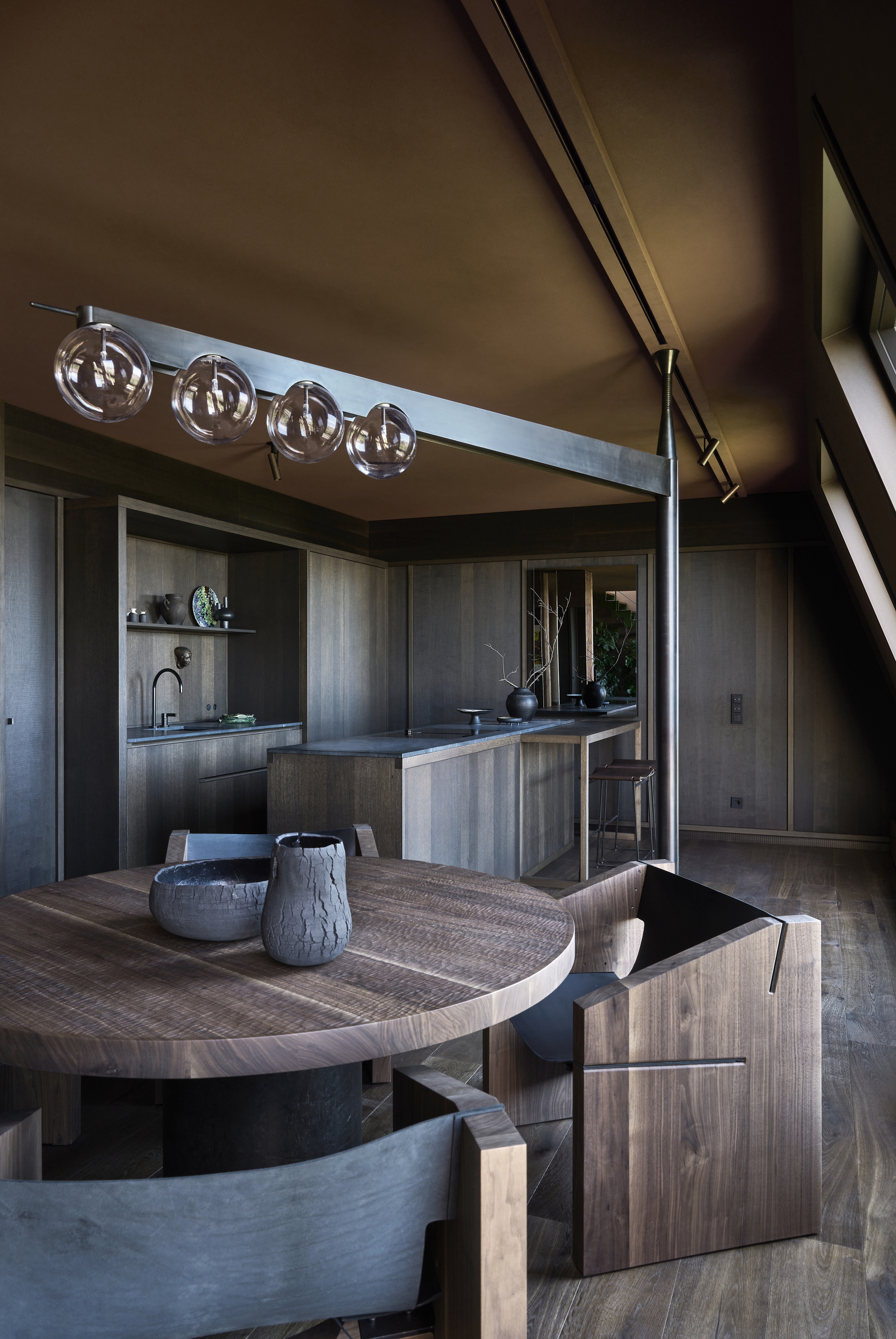 Finiture in argilla per il penthouse loft Edition Van B a Monaco di Baviera su progetto di Holzrausch. Intonaco artistico di finitura in argilla TerraEvoca 2 Livelli applicato su pareti e pittura in terra cruda TerraSilk Liscio come rivestimento per i soffitti, entrambi in colore bespoke con base Cacao. Fotografia: Oliver Jaist