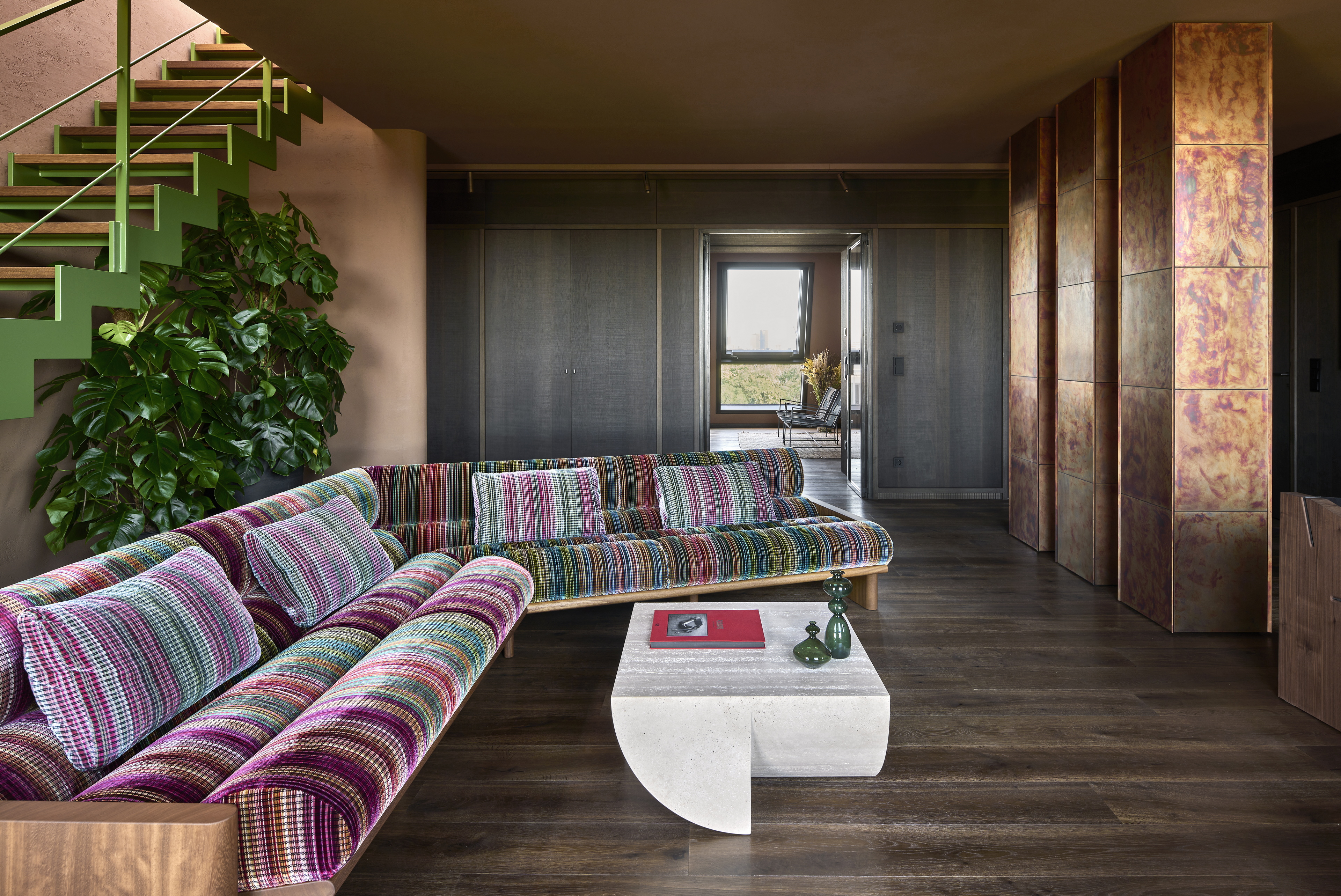 Finiture in argilla per il penthouse loft Edition Van B a Monaco di Baviera su progetto di Holzrausch. Intonaco artistico di finitura in argilla TerraEvoca 2 Livelli applicato su pareti e pittura in terra cruda TerraSilk Liscio come rivestimento per i soffitti, entrambi in colore bespoke con base Cacao. Fotografia: Oliver Jaist