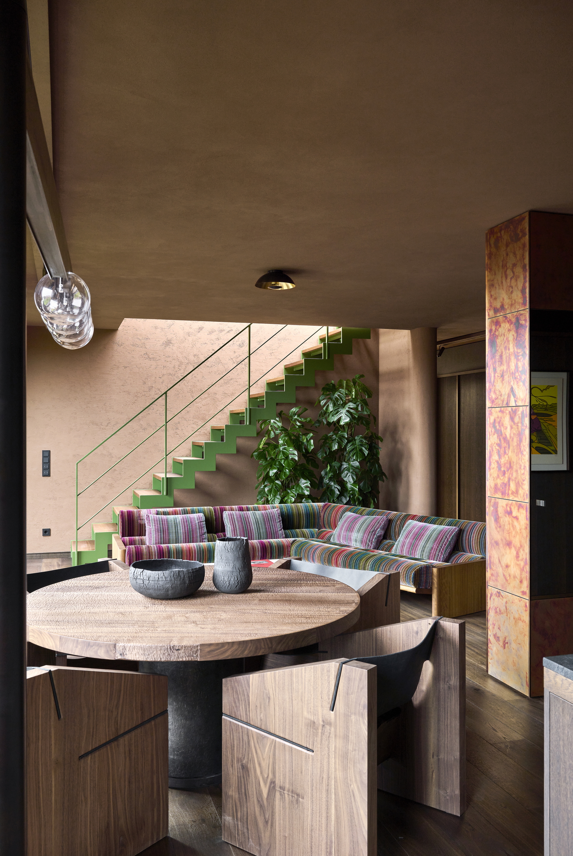 Finiture in argilla per il penthouse loft Edition Van B a Monaco di Baviera su progetto di Holzrausch. Intonaco artistico di finitura in argilla TerraEvoca 2 Livelli applicato su pareti e pittura in terra cruda TerraSilk Liscio come rivestimento per i soffitti, entrambi in colore bespoke con base Cacao. Fotografia: Oliver Jaist