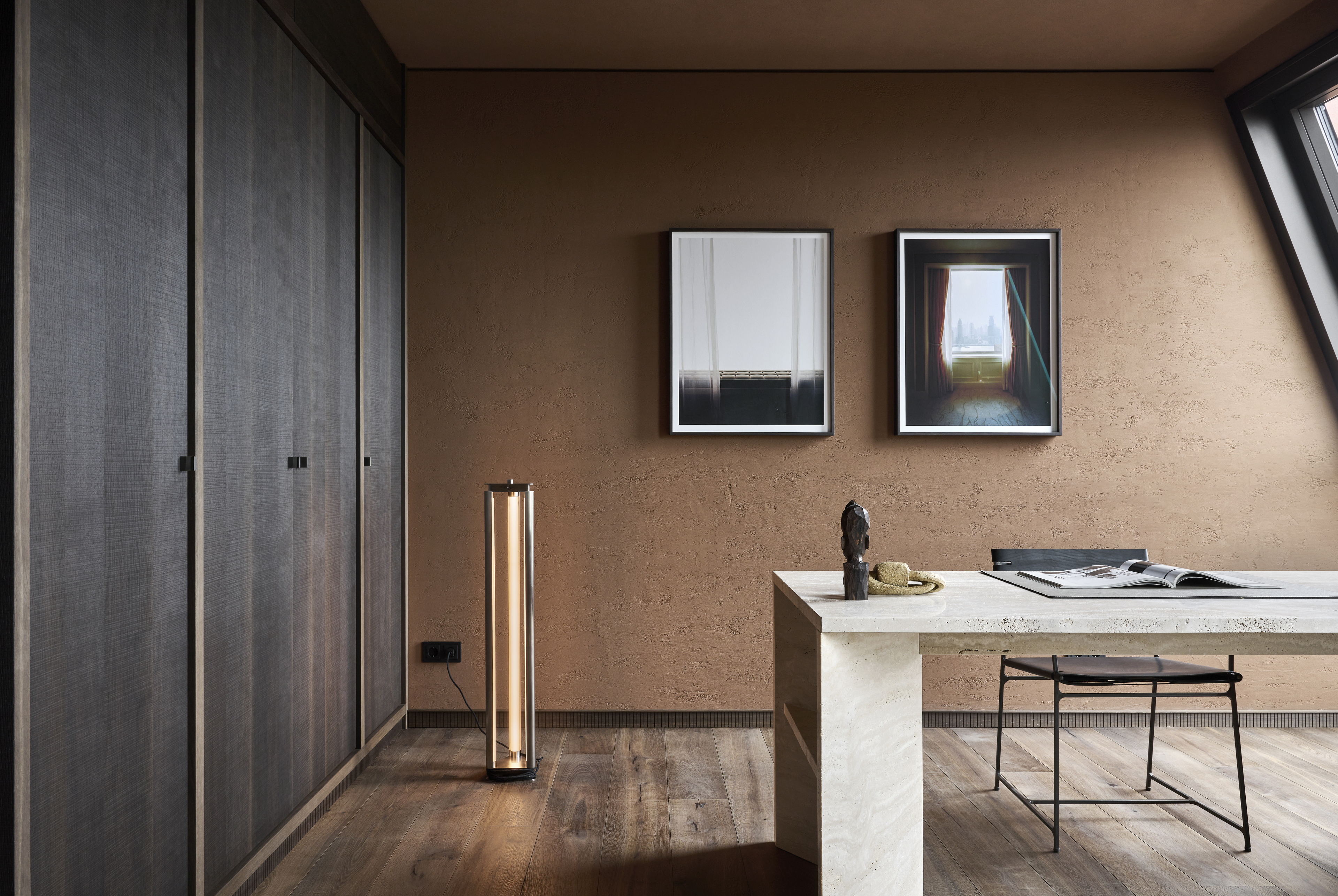 Finiture in argilla per il penthouse loft Edition Van B a Monaco di Baviera su progetto di Holzrausch. Intonaco artistico di finitura in argilla TerraEvoca 2 Livelli applicato su pareti e pittura in terra cruda TerraSilk Liscio come rivestimento per i soffitti, entrambi in colore bespoke con base Cacao. Fotografia: Oliver Jaist