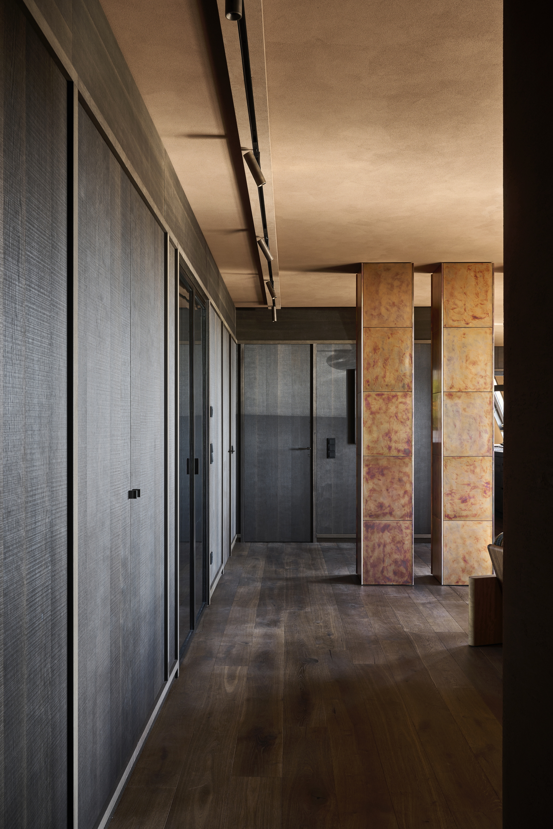 Clay finishes for the Edition Van B penthouse loft in Munich, designed by Holzrausch. Artistic clay finish plaster TerraEvoca 2 Levels applied on walls and TerraSilk Smooth raw earth paint as a coating for the ceilings, both in bespoke colour. Photography: Oliver Jaist