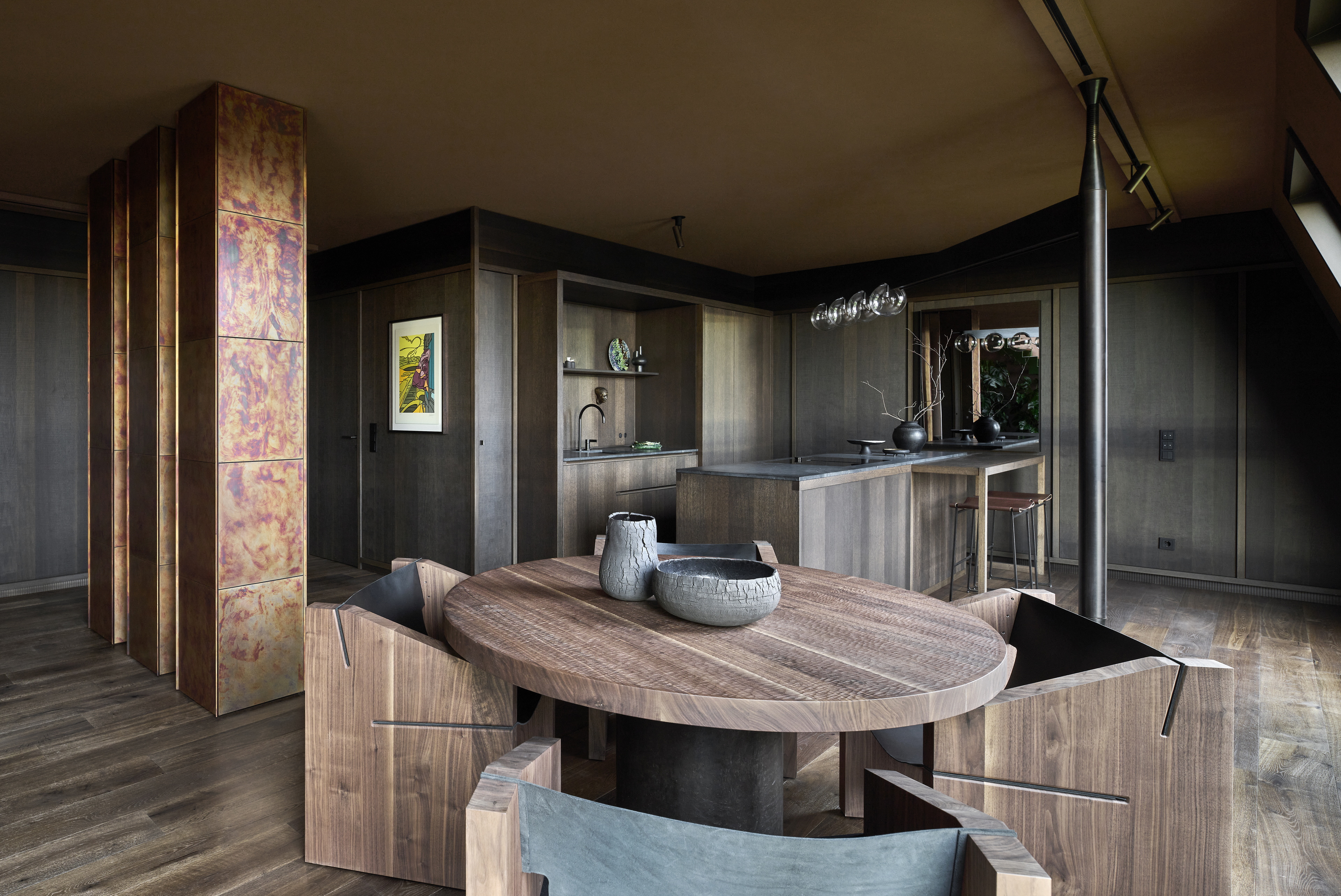 Clay finishes for the Edition Van B penthouse loft in Munich, designed by Holzrausch. Artistic clay finish plaster TerraEvoca 2 Levels applied on walls and TerraSilk Smooth raw earth paint as a coating for the ceilings, both in bespoke colour. Photography: Oliver Jaist