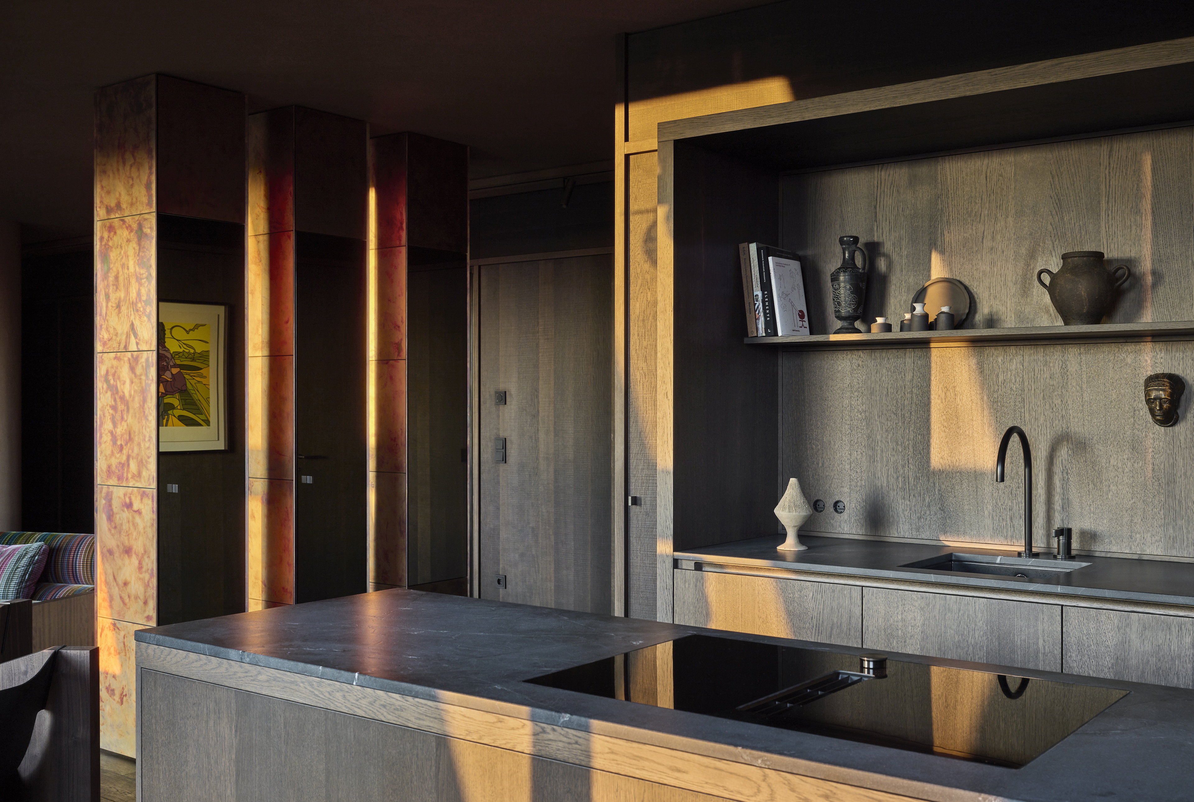 Clay finishes for the Edition Van B penthouse loft in Munich, designed by Holzrausch. Artistic clay finish plaster TerraEvoca 2 Levels applied on walls and TerraSilk Smooth raw earth paint as a coating for the ceilings, both in bespoke colour. Photography: Oliver Jaist