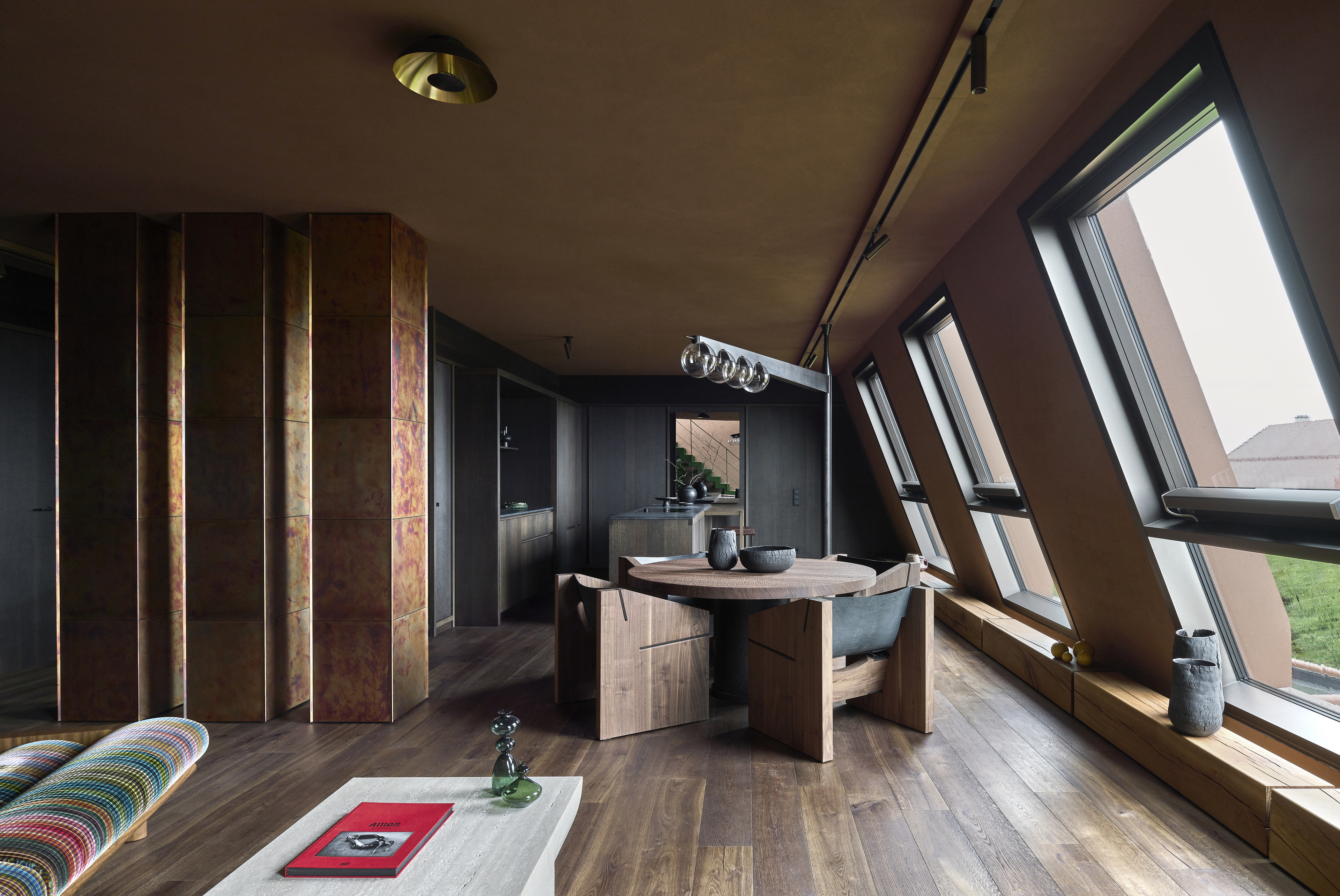 Clay finishes for the Edition Van B penthouse loft in Munich, designed by Holzrausch. Artistic clay finish plaster TerraEvoca 2 Levels applied on walls and TerraSilk Smooth raw earth paint as a coating for the ceilings, both in bespoke colour. Photography: Oliver Jaist