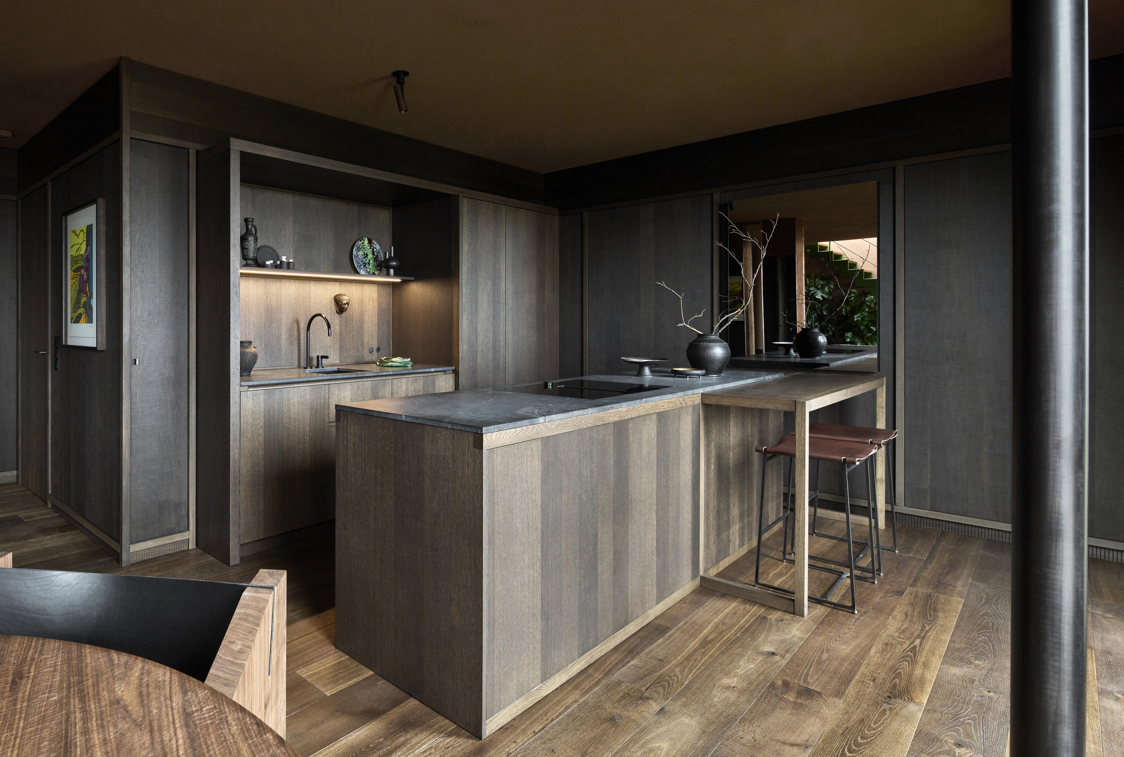 Clay finishes for the Edition Van B penthouse loft in Munich, designed by Holzrausch. Artistic clay finish plaster TerraEvoca 2 Levels applied on walls and TerraSilk Smooth raw earth paint as a coating for the ceilings, both in bespoke colour. Photography: Oliver Jaist