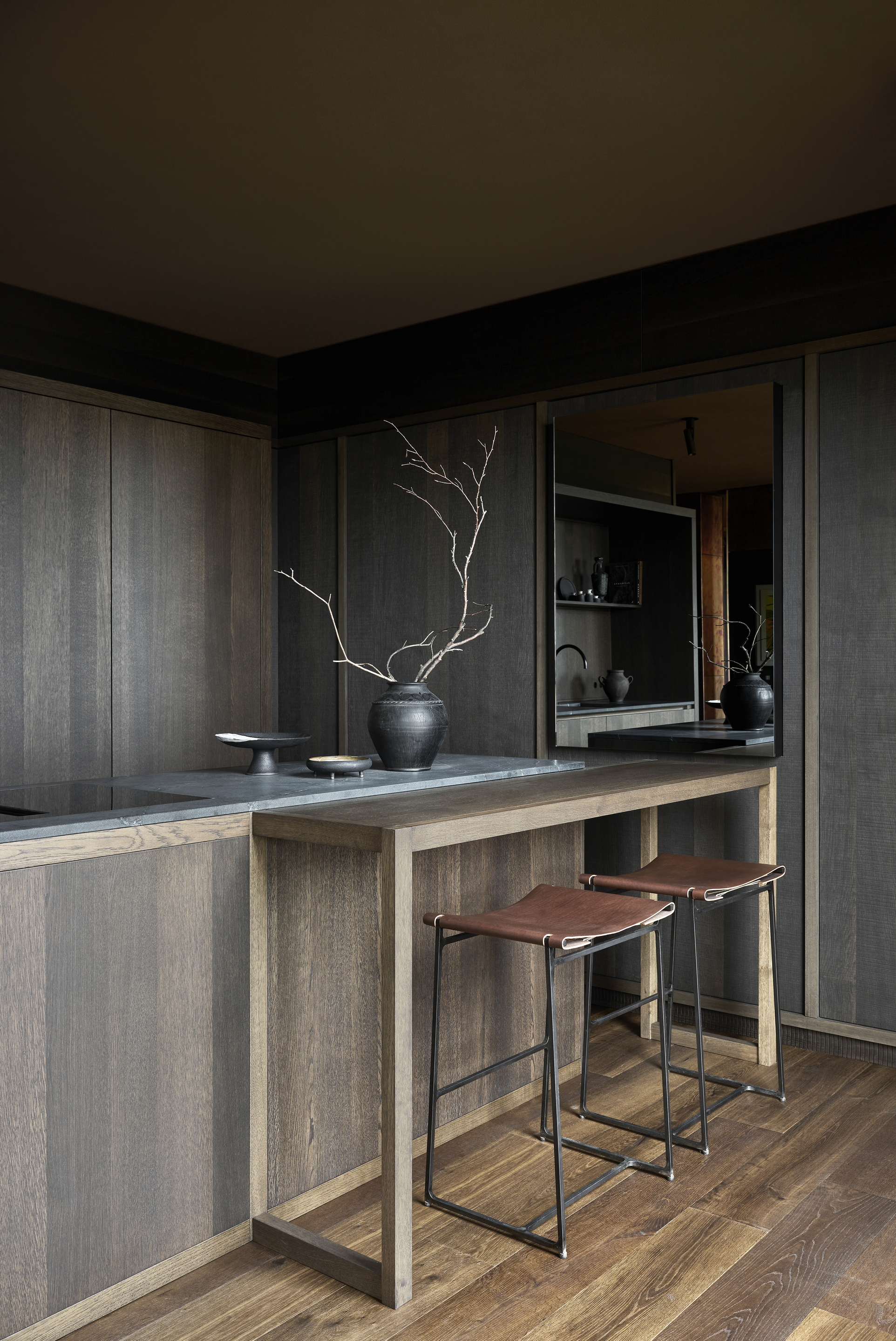 Clay finishes for the Edition Van B penthouse loft in Munich, designed by Holzrausch. Artistic clay finish plaster TerraEvoca 2 Levels applied on walls and TerraSilk Smooth raw earth paint as a coating for the ceilings, both in bespoke colour. Photography: Oliver Jaist