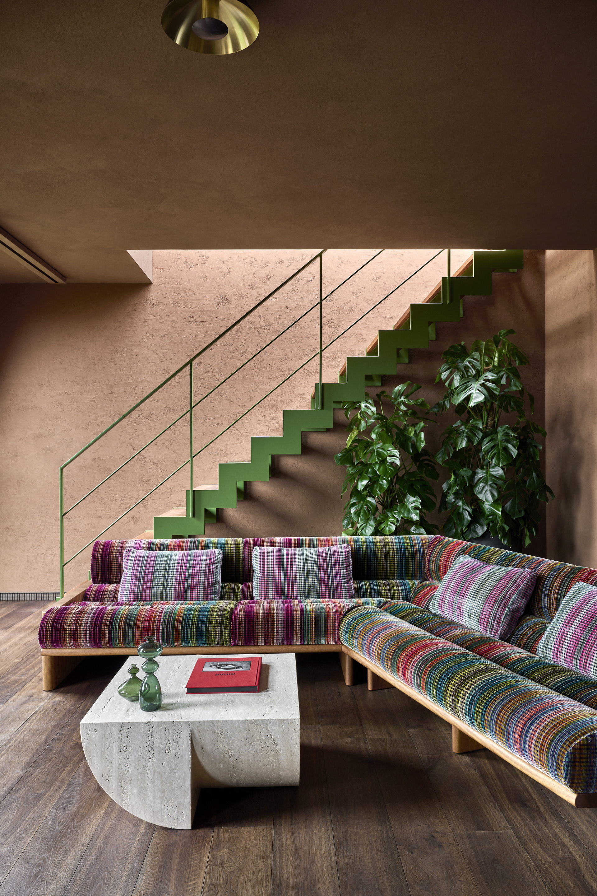 Clay finishes for the Edition Van B penthouse loft in Munich, designed by Holzrausch. Artistic clay finish plaster TerraEvoca 2 Levels applied on walls and TerraSilk Smooth raw earth paint as a coating for the ceilings, both in bespoke colour. Photography: Oliver Jaist