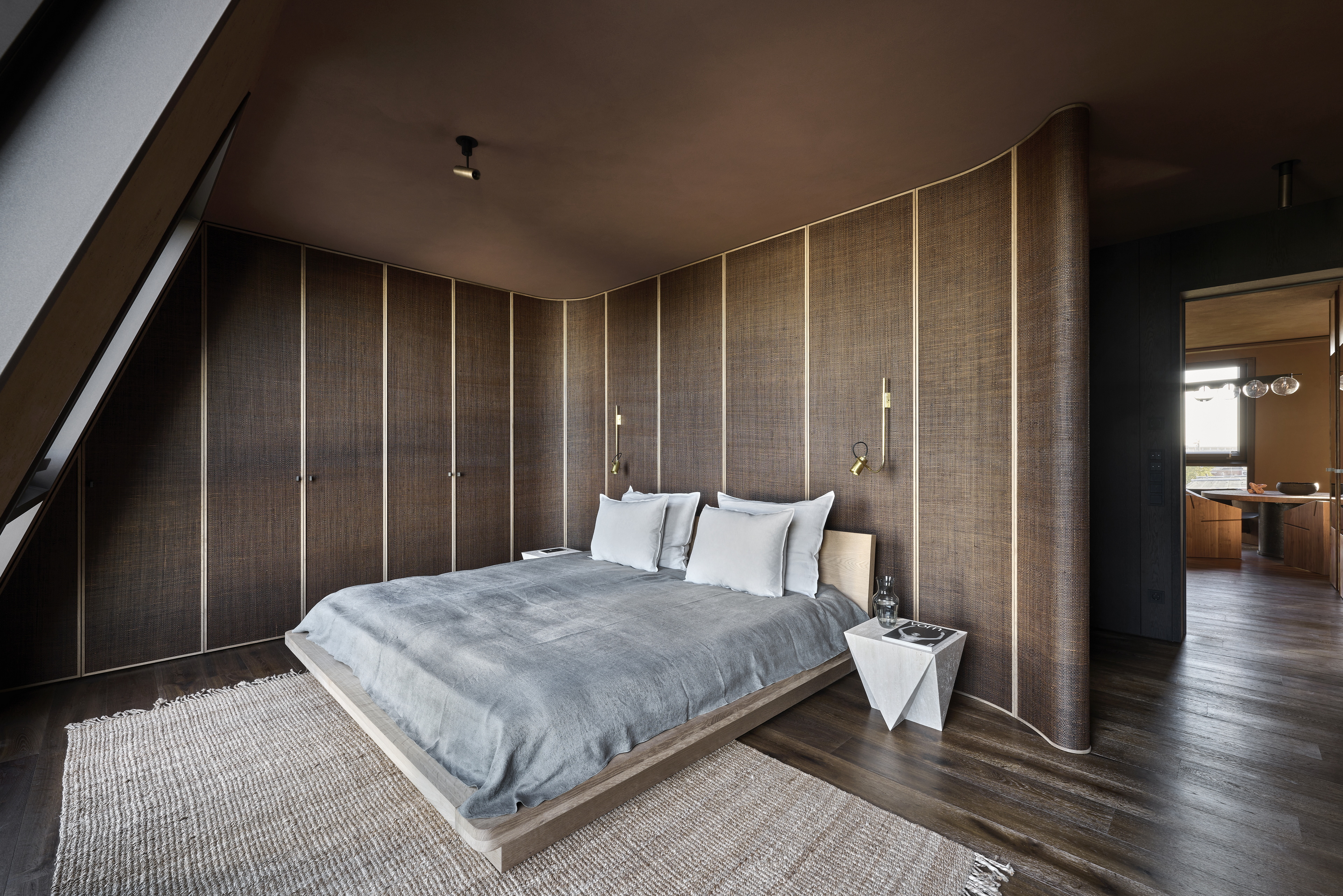 Clay finishes for the Edition Van B penthouse loft in Munich, designed by Holzrausch. Artistic clay finish plaster TerraEvoca 2 Levels applied on walls and TerraSilk Smooth raw earth paint as a coating for the ceilings, both in bespoke colour. Photography: Oliver Jaist
