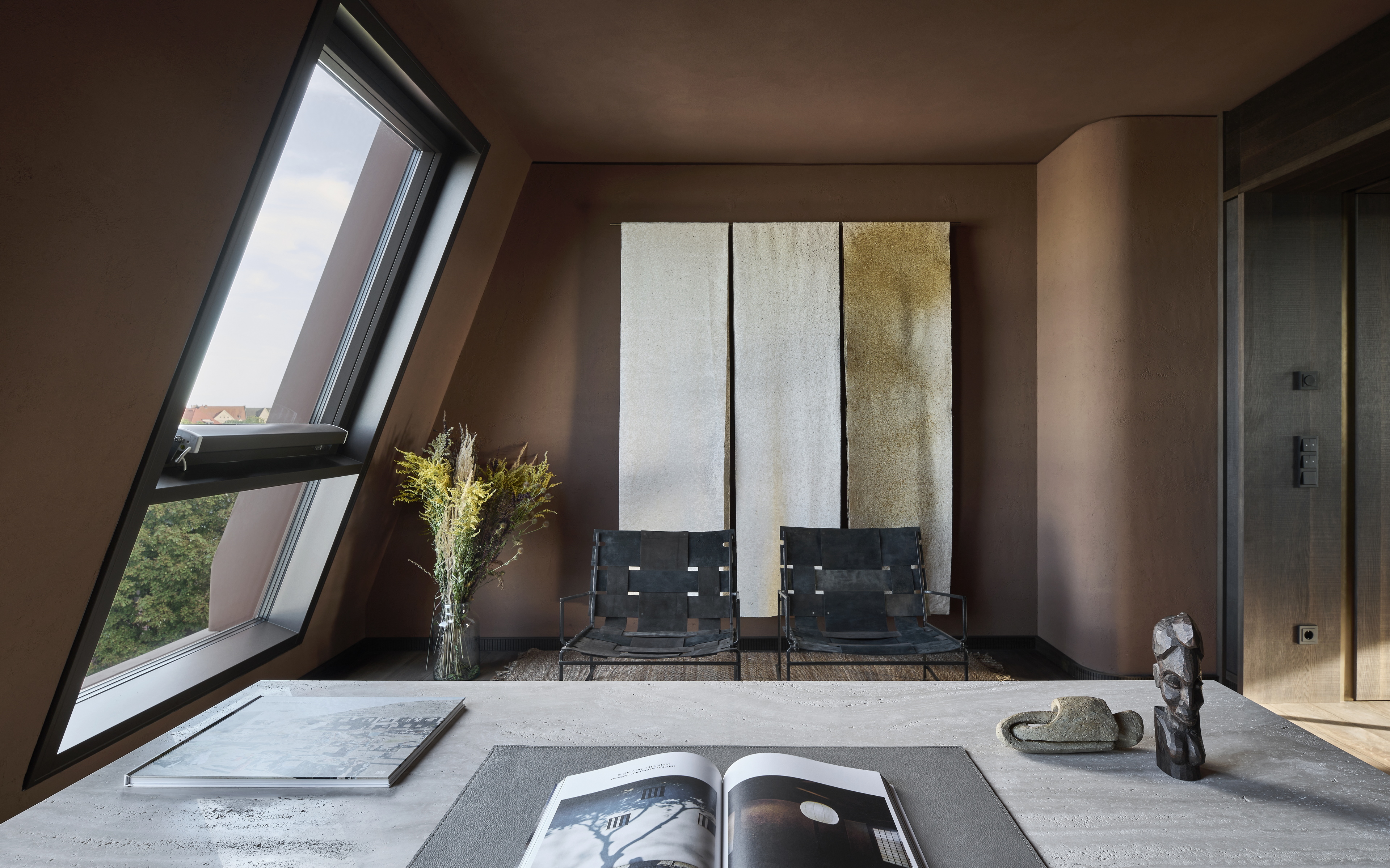 Clay finishes for the Edition Van B penthouse loft in Munich, designed by Holzrausch. Artistic clay finish plaster TerraEvoca 2 Levels applied on walls and TerraSilk Smooth raw earth paint as a coating for the ceilings, both in bespoke colour. Photography: Oliver Jaist