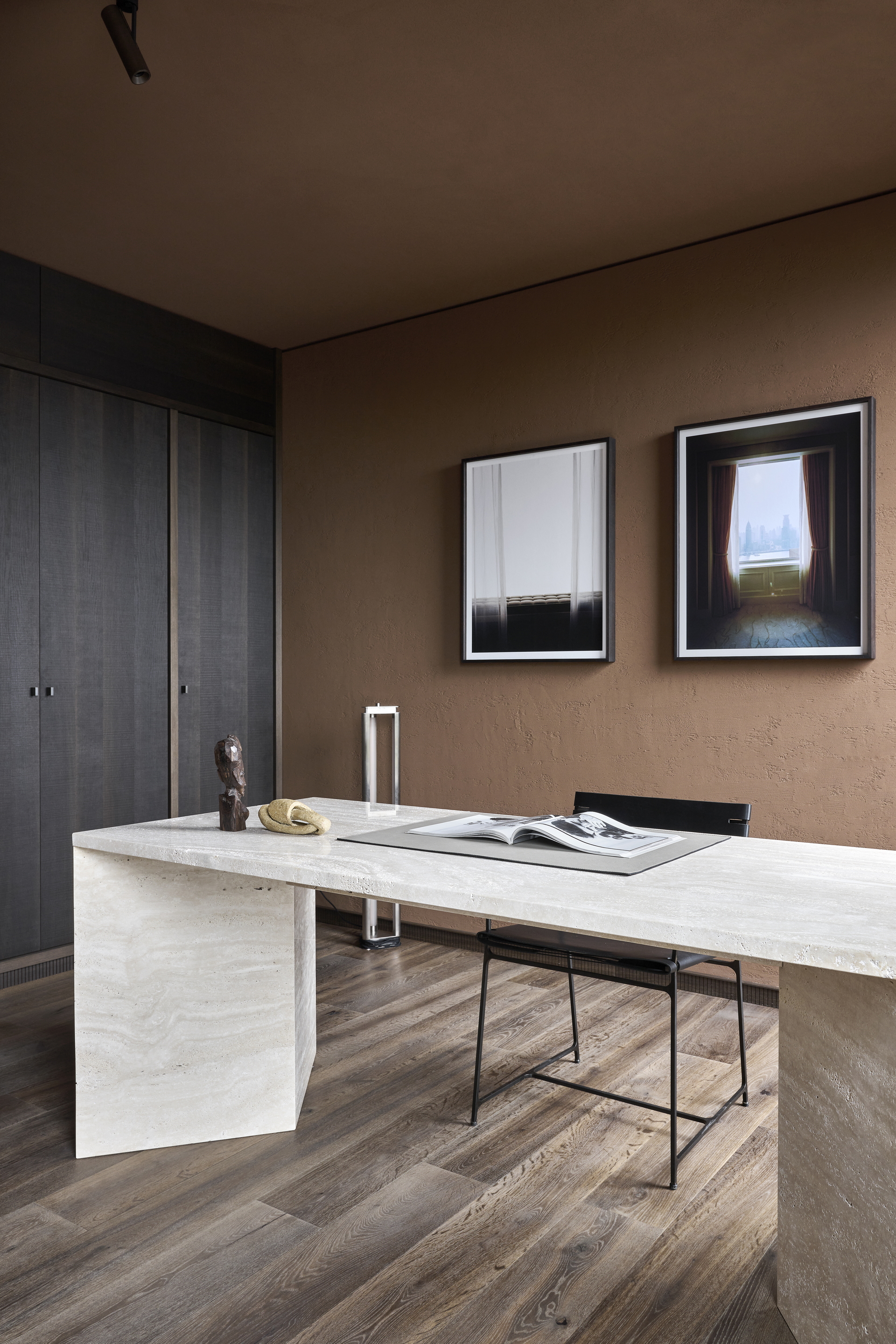 Clay finishes for the Edition Van B penthouse loft in Munich, designed by Holzrausch. Artistic clay finish plaster TerraEvoca 2 Levels applied on walls and TerraSilk Smooth raw earth paint as a coating for the ceilings, both in bespoke colour. Photography: Oliver Jaist