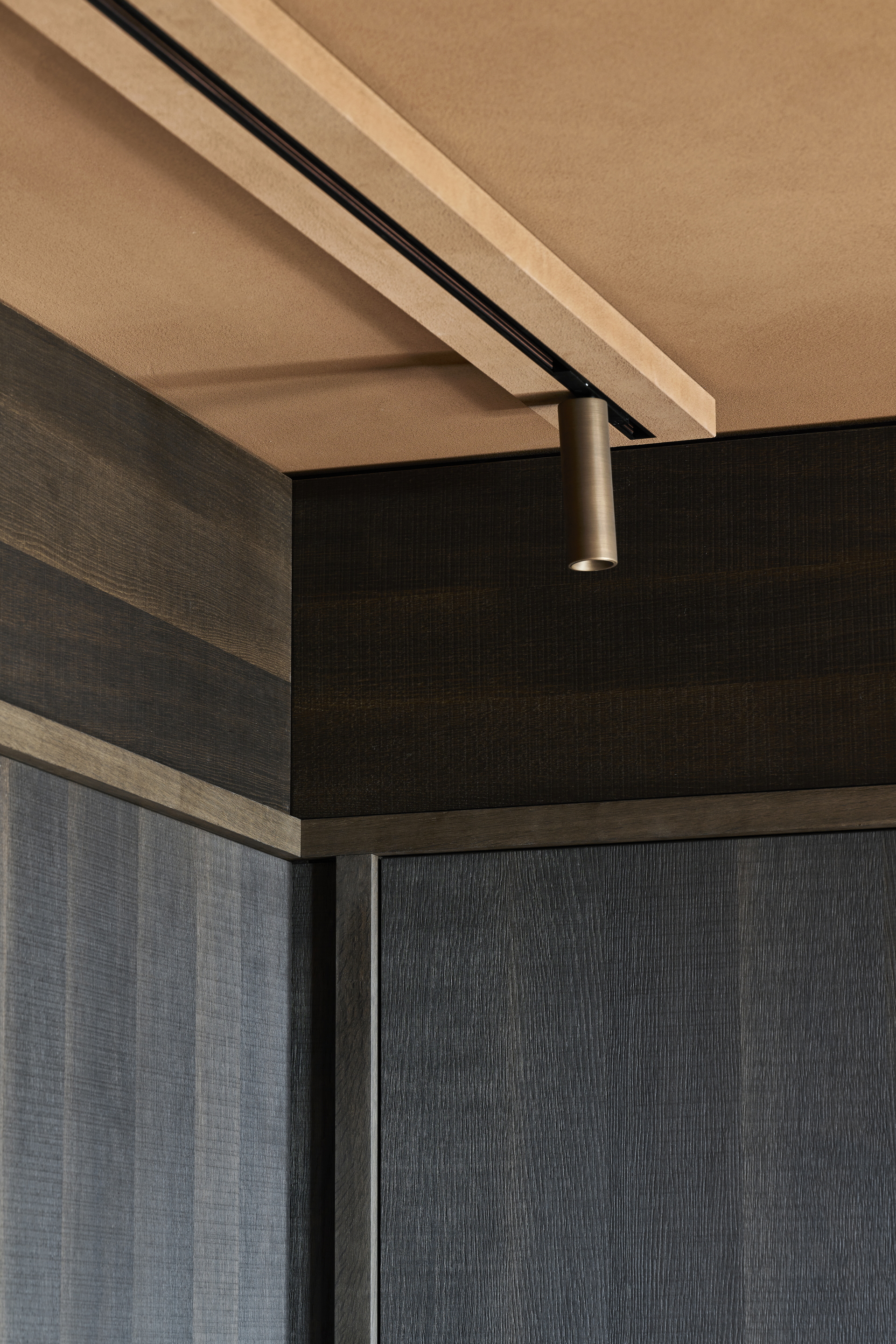 Clay finishes for the Edition Van B penthouse loft in Munich, designed by Holzrausch. Artistic clay finish plaster TerraEvoca 2 Levels applied on walls and TerraSilk Smooth raw earth paint as a coating for the ceilings, both in bespoke colour. Photography: Oliver Jaist