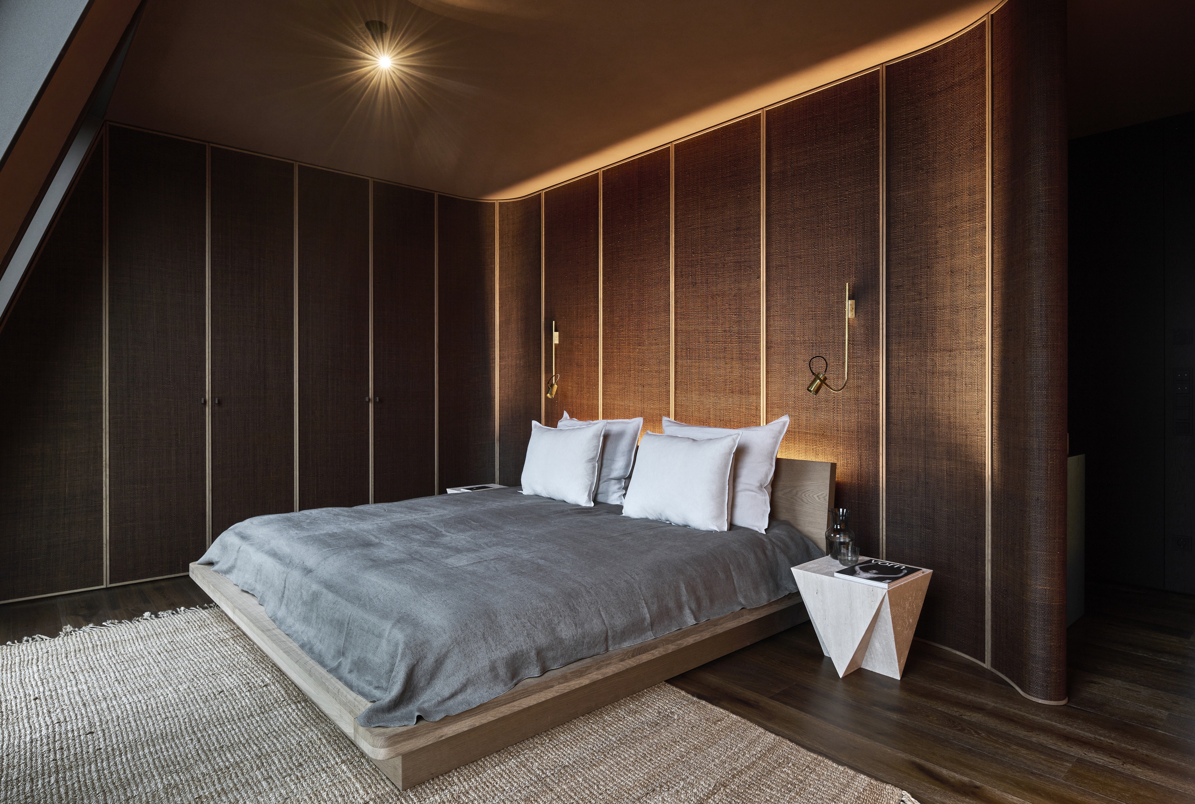 Clay finishes for the Edition Van B penthouse loft in Munich, designed by Holzrausch. Artistic clay finish plaster TerraEvoca 2 Levels applied on walls and TerraSilk Smooth raw earth paint as a coating for the ceilings, both in bespoke colour. Photography: Oliver Jaist