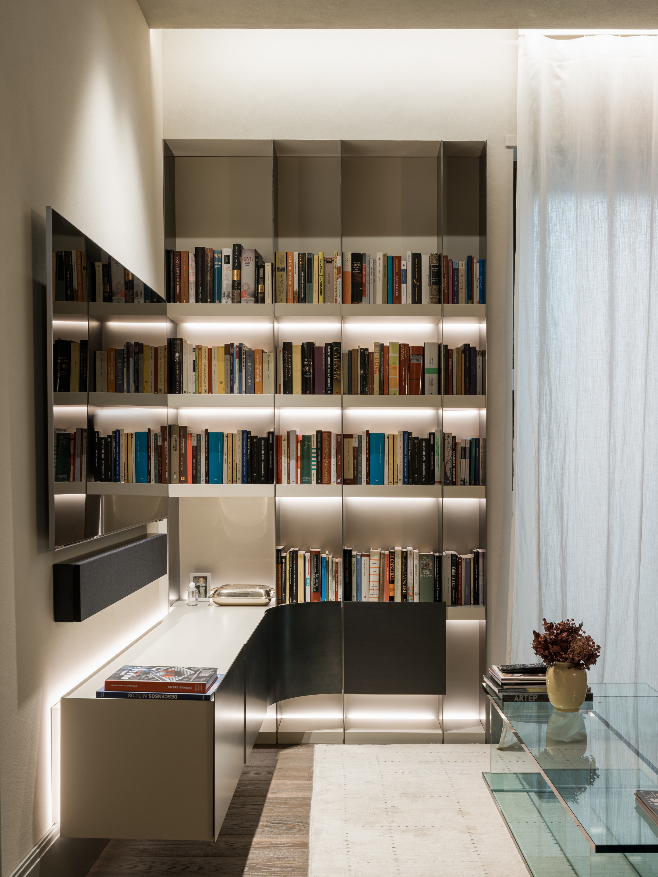 Clay finishes for a penthouse in the centre of Verona. The ceilings are adorned with natural clay paint TerraSilk Structured in Sale Grigio (grey salt) color, and the walls are finished with fine-grained clay finishing plaster TerraVista Smooth in a custom color. Project by Emanuele Soldi Architetto Photography: Michele Mascalzoni