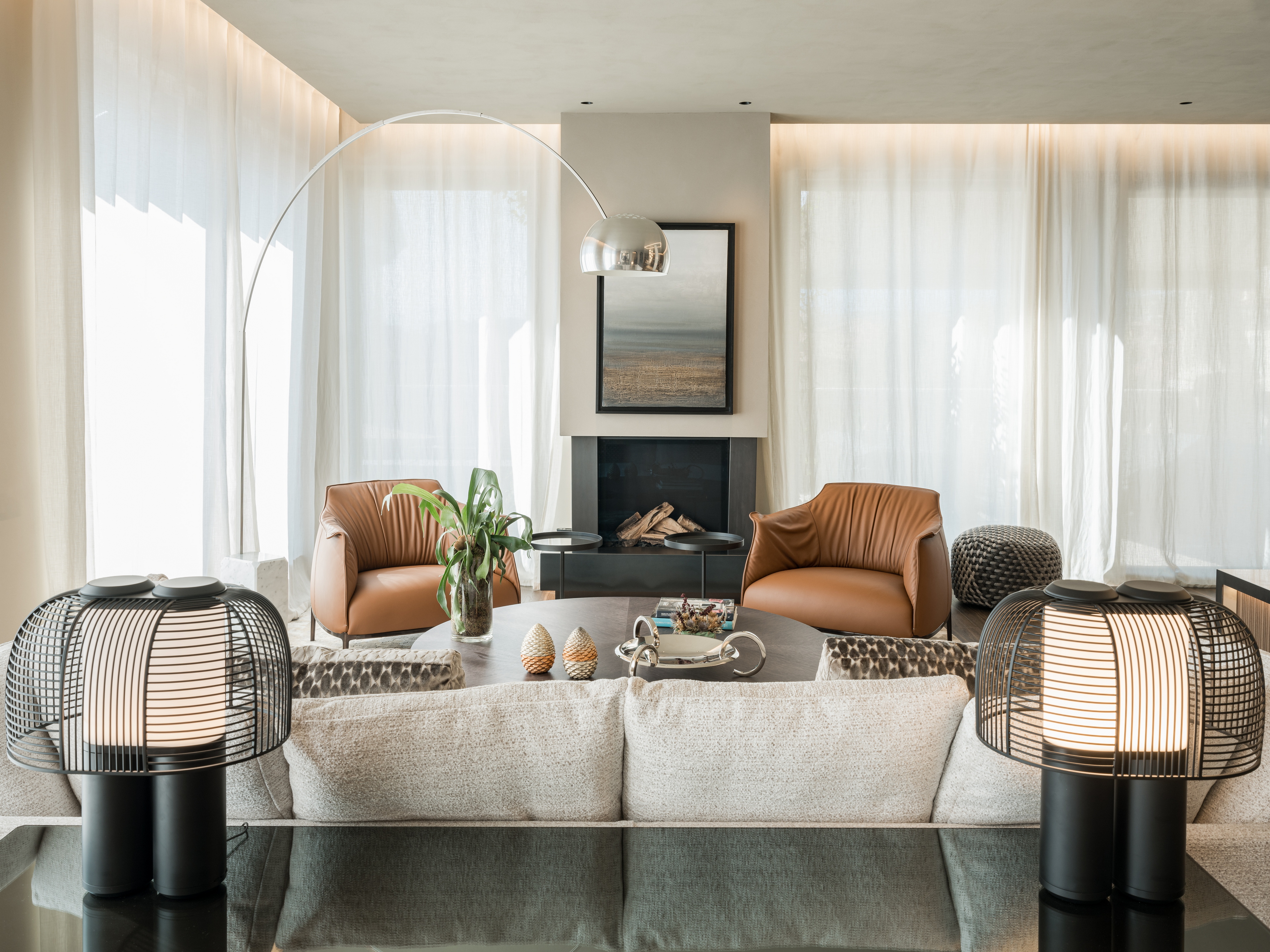 Clay finishes for a penthouse in the centre of Verona. The ceilings are adorned with natural clay paint TerraSilk Structured in Sale Grigio (grey salt) color, and the walls are finished with fine-grained clay finishing plaster TerraVista Smooth in a custom color. Project by Emanuele Soldi Architetto Photography: Michele Mascalzoni