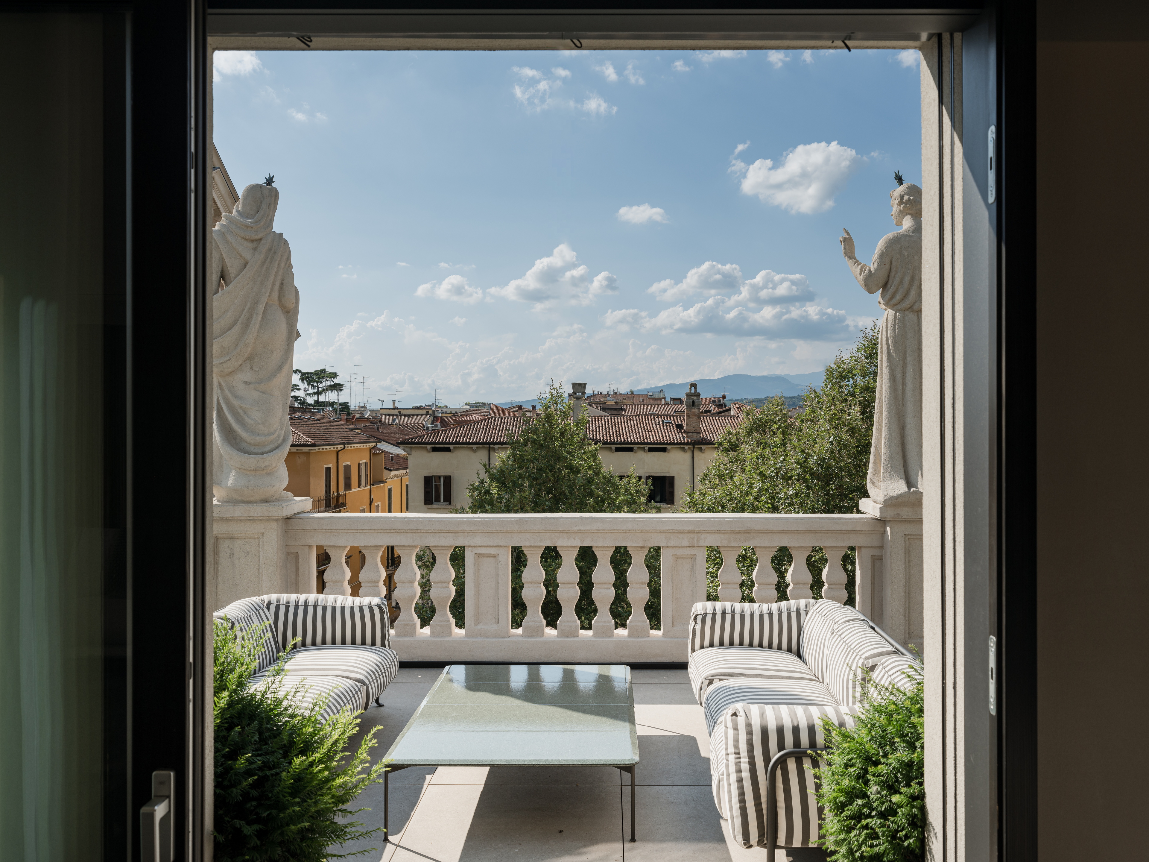 Clay finishes for a penthouse in the centre of Verona. The ceilings are adorned with natural clay paint TerraSilk Structured in Sale Grigio (grey salt) color, and the walls are finished with fine-grained clay finishing plaster TerraVista Smooth in a custom color. Project by Emanuele Soldi Architetto Photography: Michele Mascalzoni
