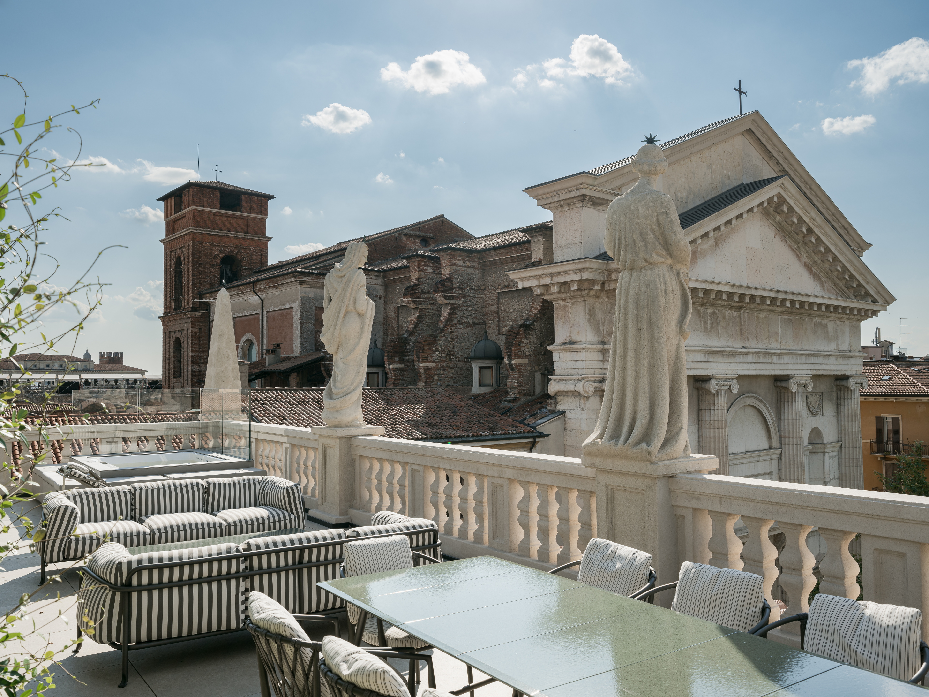 Clay finishes for a penthouse in the centre of Verona. The ceilings are adorned with natural clay paint TerraSilk Structured in Sale Grigio (grey salt) color, and the walls are finished with fine-grained clay finishing plaster TerraVista Smooth in a custom color. Project by Emanuele Soldi Architetto Photography: Michele Mascalzoni