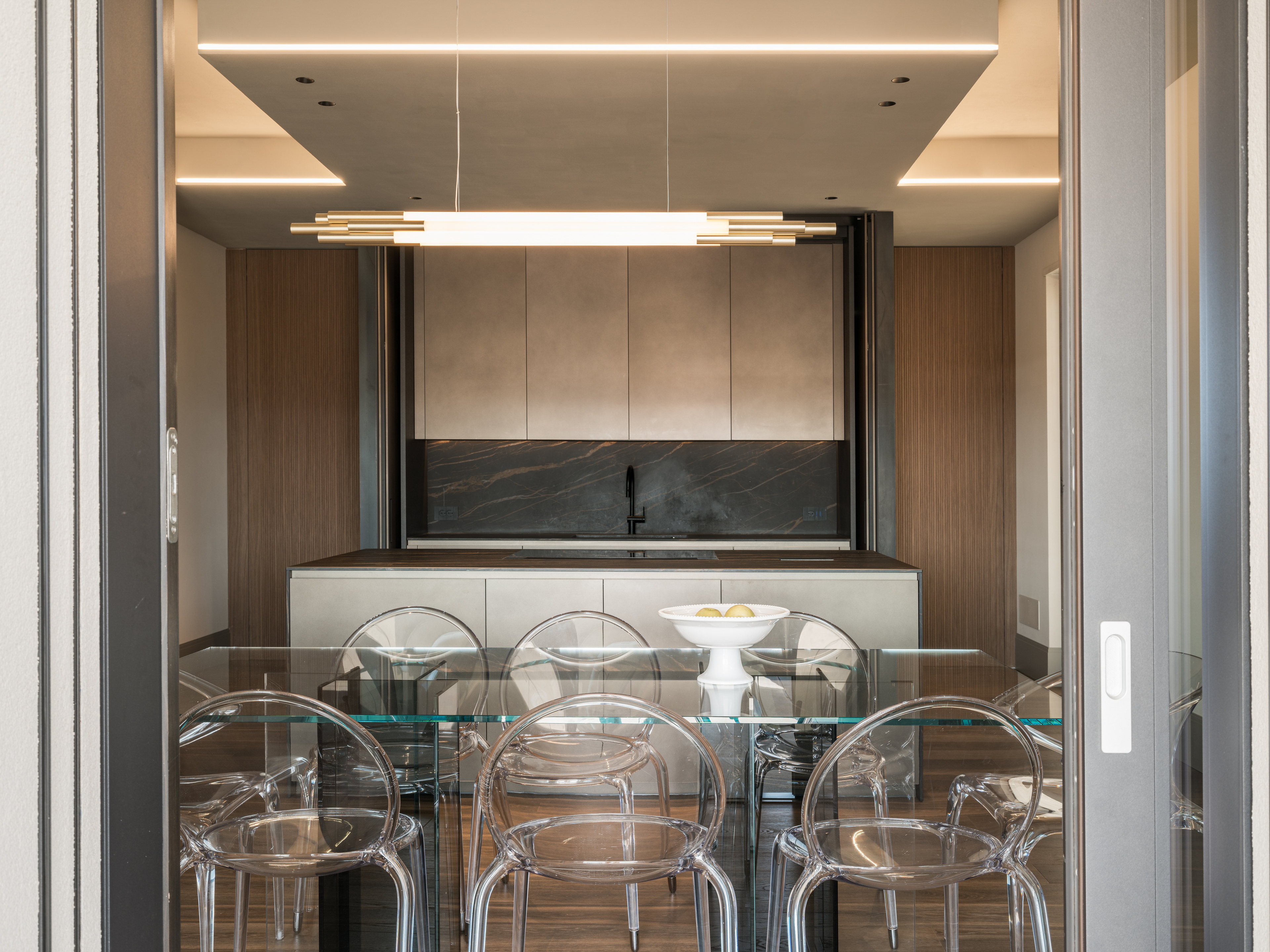 Clay finishes for a penthouse in the centre of Verona. The ceilings are adorned with natural clay paint TerraSilk Structured in Sale Grigio (grey salt) color, and the walls are finished with fine-grained clay finishing plaster TerraVista Smooth in a custom color. Project by Emanuele Soldi Architetto Photography: Michele Mascalzoni