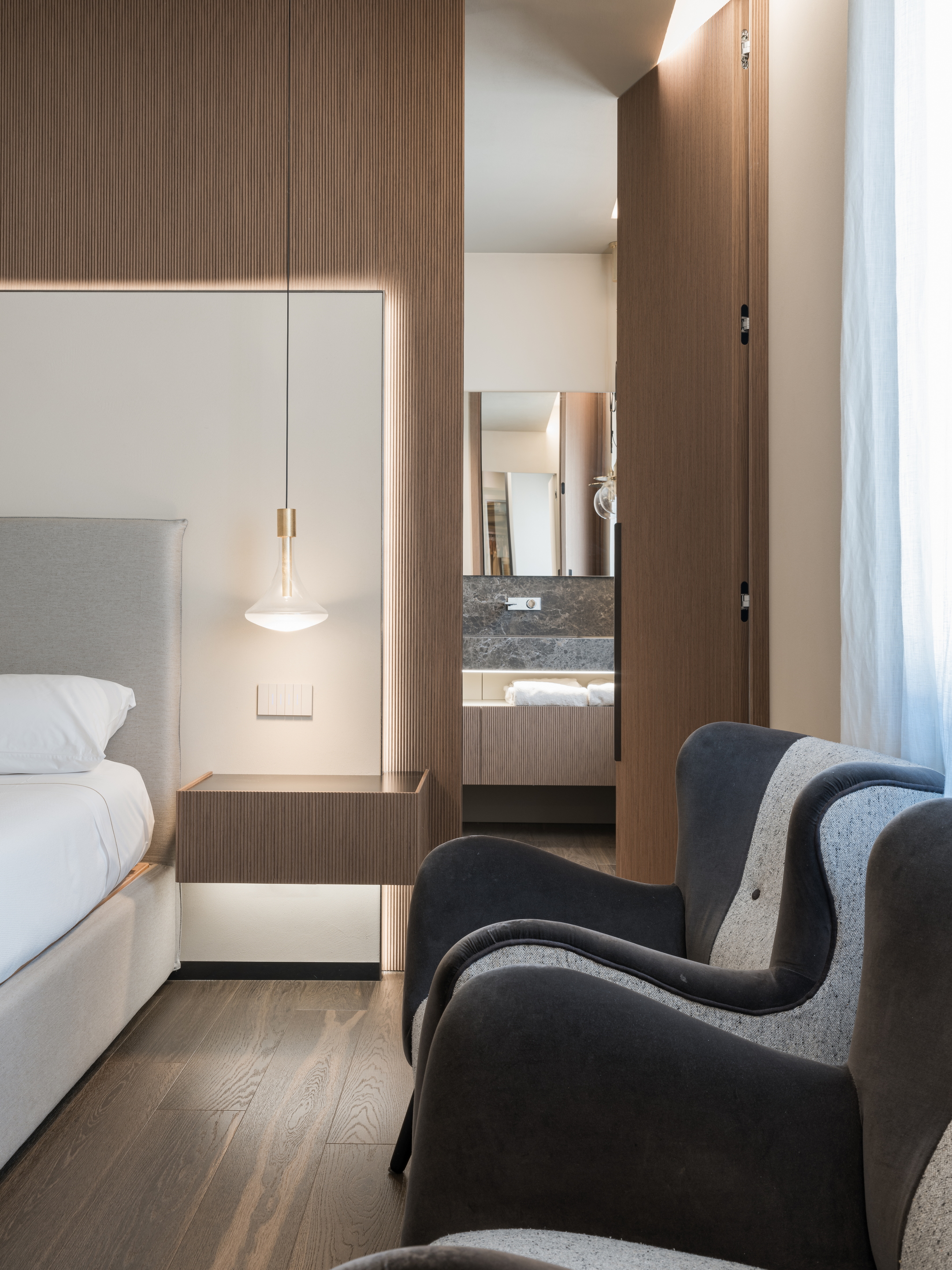 Clay finishes for a penthouse in the centre of Verona. The walls are finished with fine-grained clay finishing plaster TerraVista Smooth in a custom color. Project by Emanuele Soldi Architetto Photography: Michele Mascalzoni