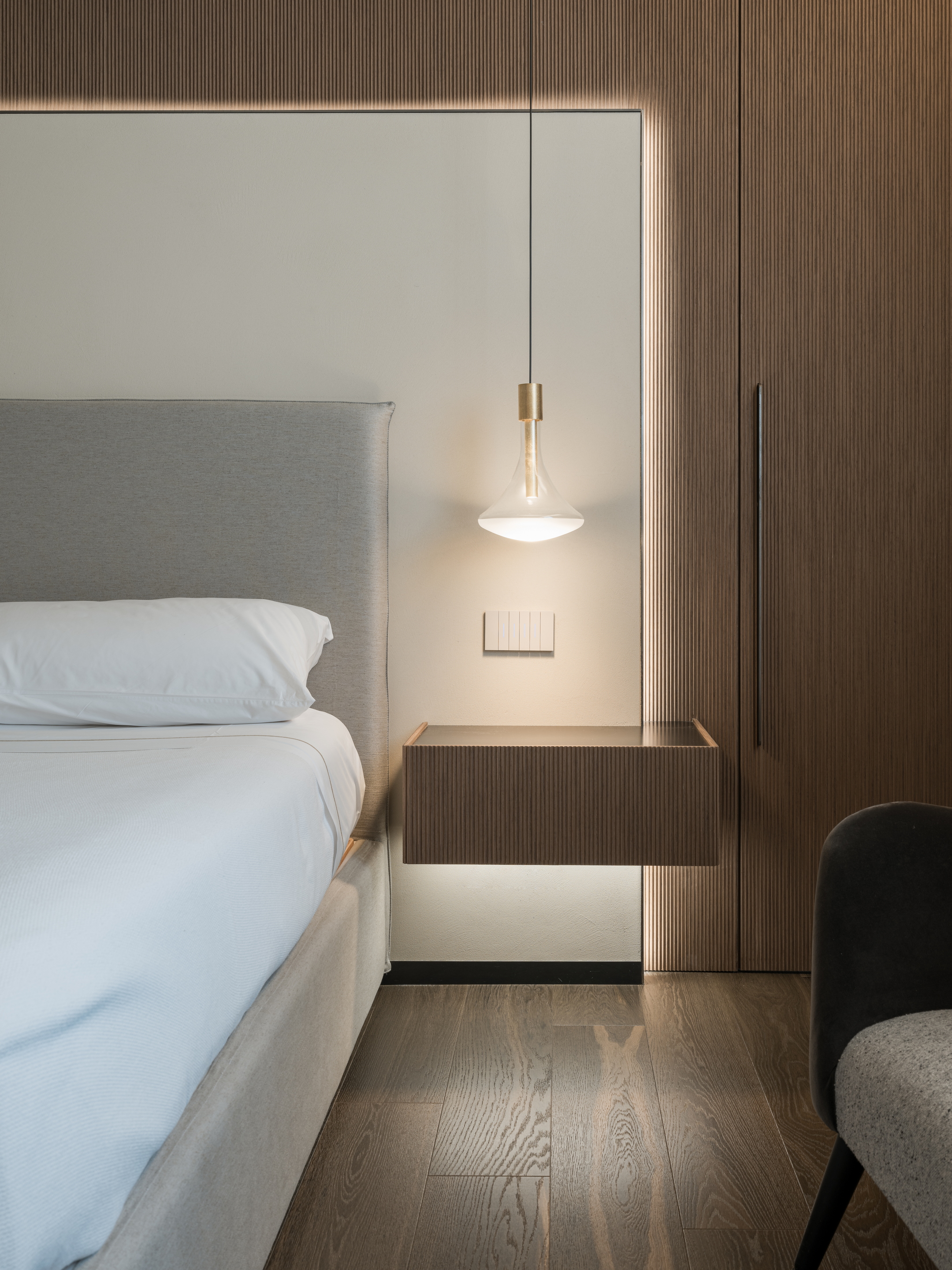 Clay finishes for a penthouse in the centre of Verona. The walls are finished with fine-grained clay finishing plaster TerraVista Smooth in a custom color. Project by Emanuele Soldi Architetto Photography: Michele Mascalzoni