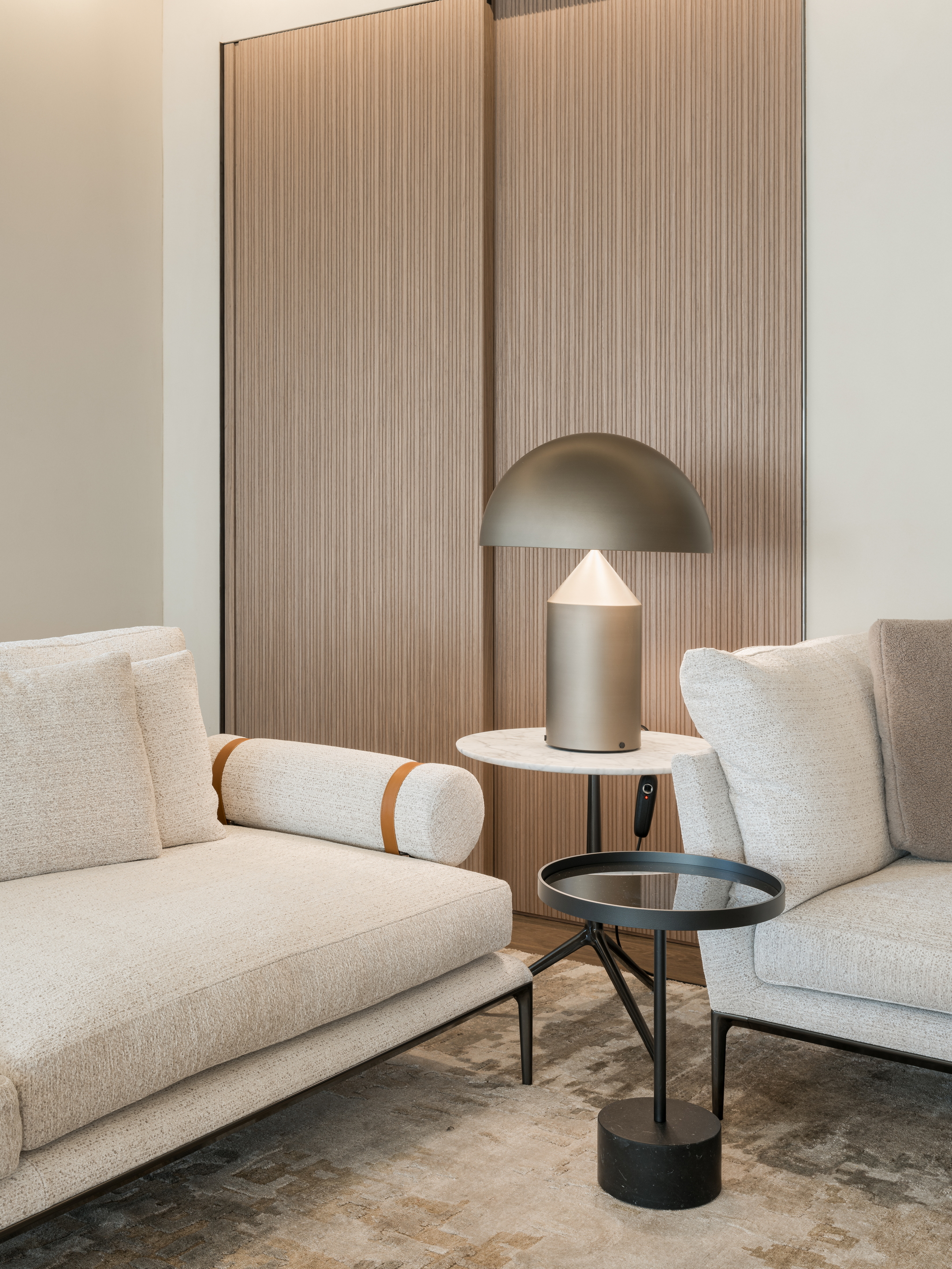 Finiture in argilla per un attico in centro a Verona. I soffitti sono impreziositi dalla pittura naturale all'argilla TerraSilk Strutturato nel colore Sale Grigio, mentre le pareti sono rifinite con l'intonaco di finitura all'argilla a grana fine TerraVista Liscio in un colore personalizzato. Progetto di Emanuele Soldi Architetto Fotografia: Michele Mascalzoni