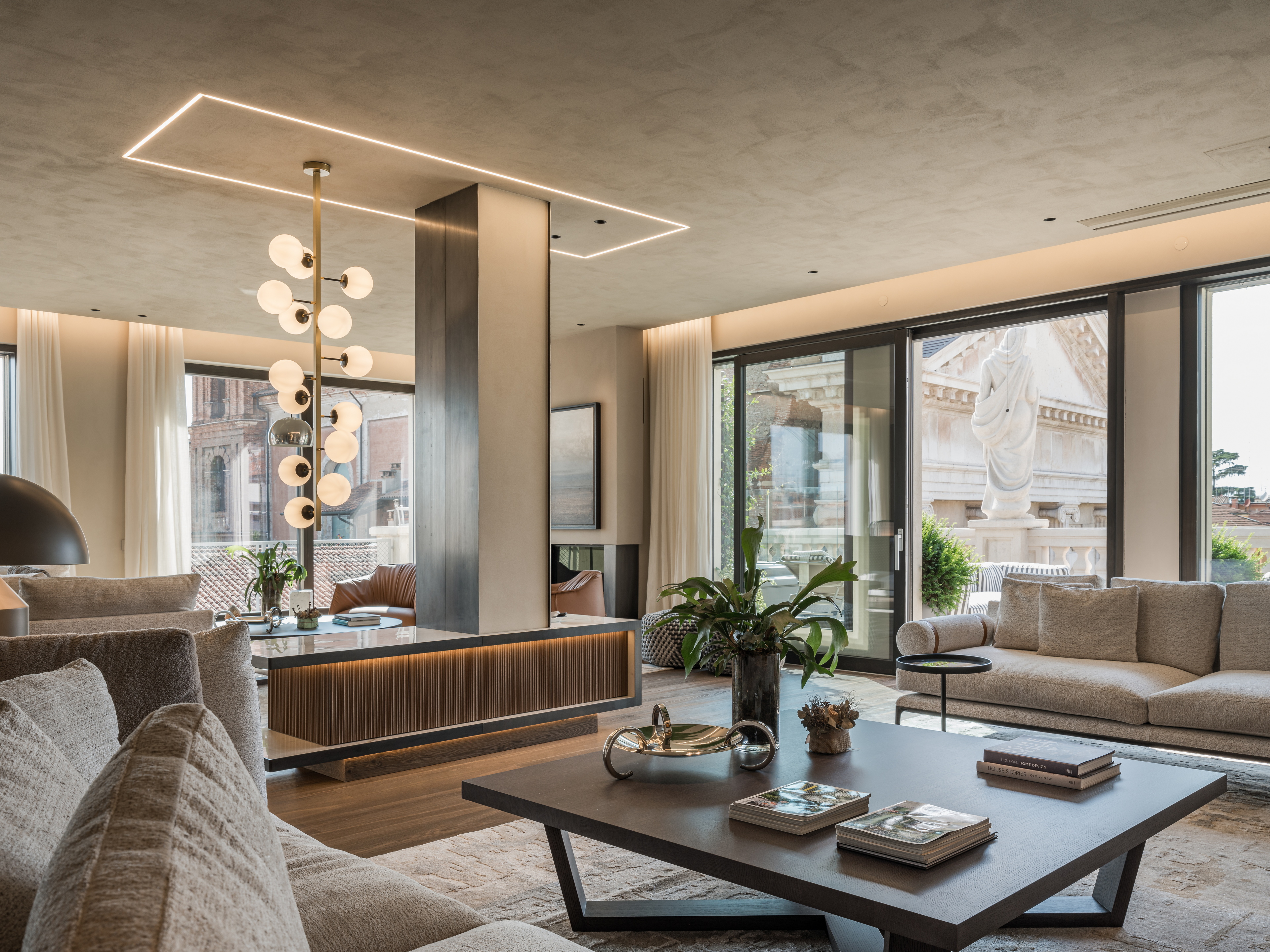 Finiture in argilla per un attico in centro a Verona. I soffitti sono impreziositi dalla pittura naturale all'argilla TerraSilk Strutturato nel colore Sale Grigio, mentre le pareti sono rifinite con l'intonaco di finitura all'argilla a grana fine TerraVista Liscio in un colore personalizzato. Progetto di Emanuele Soldi Architetto Fotografia: Michele Mascalzoni