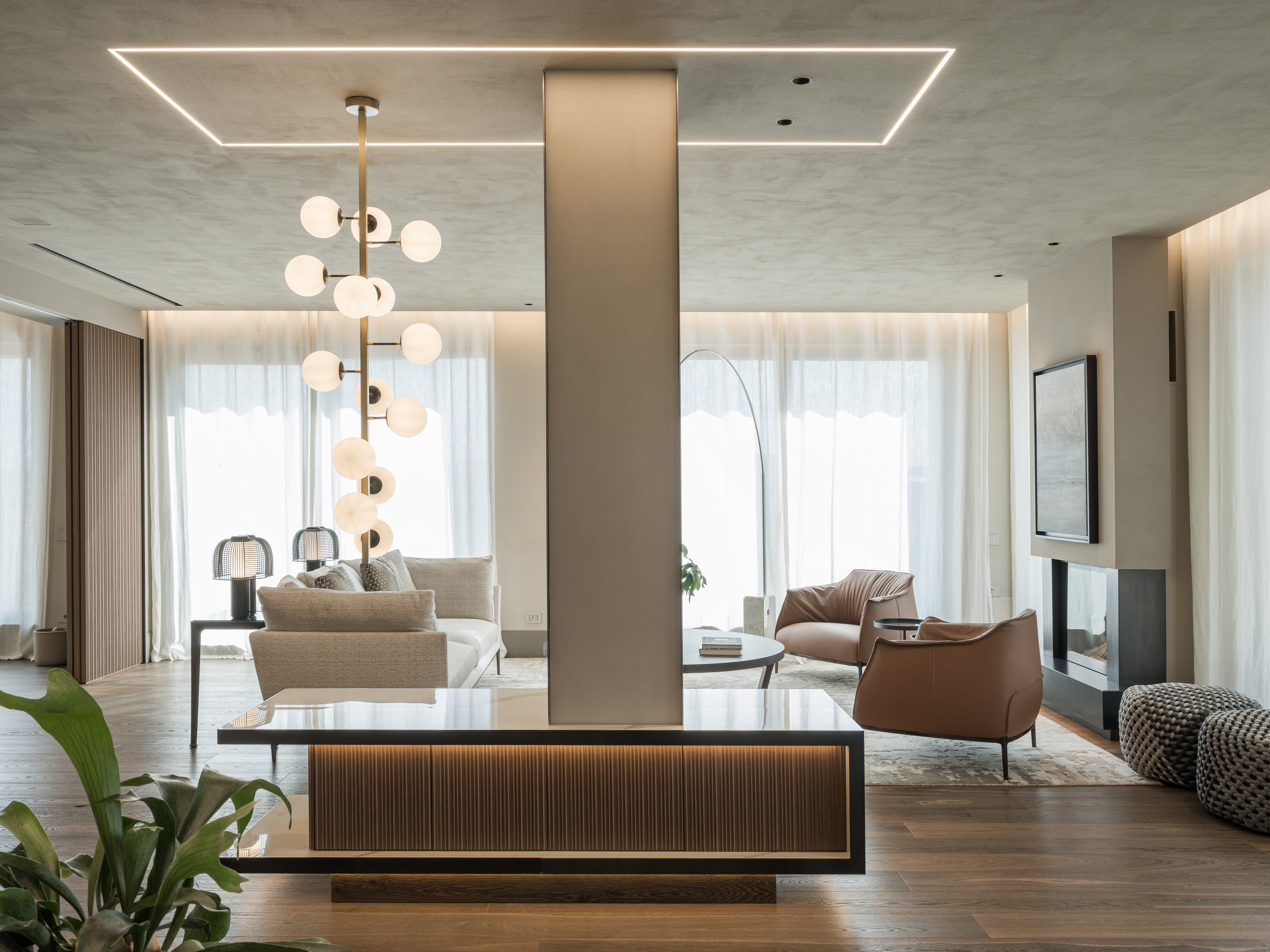 Finiture in argilla per un attico in centro a Verona. I soffitti sono impreziositi dalla pittura naturale all'argilla TerraSilk Strutturato nel colore Sale Grigio, mentre le pareti sono rifinite con l'intonaco di finitura all'argilla a grana fine TerraVista Liscio in un colore personalizzato. Progetto di Emanuele Soldi Architetto Fotografia: Michele Mascalzoni