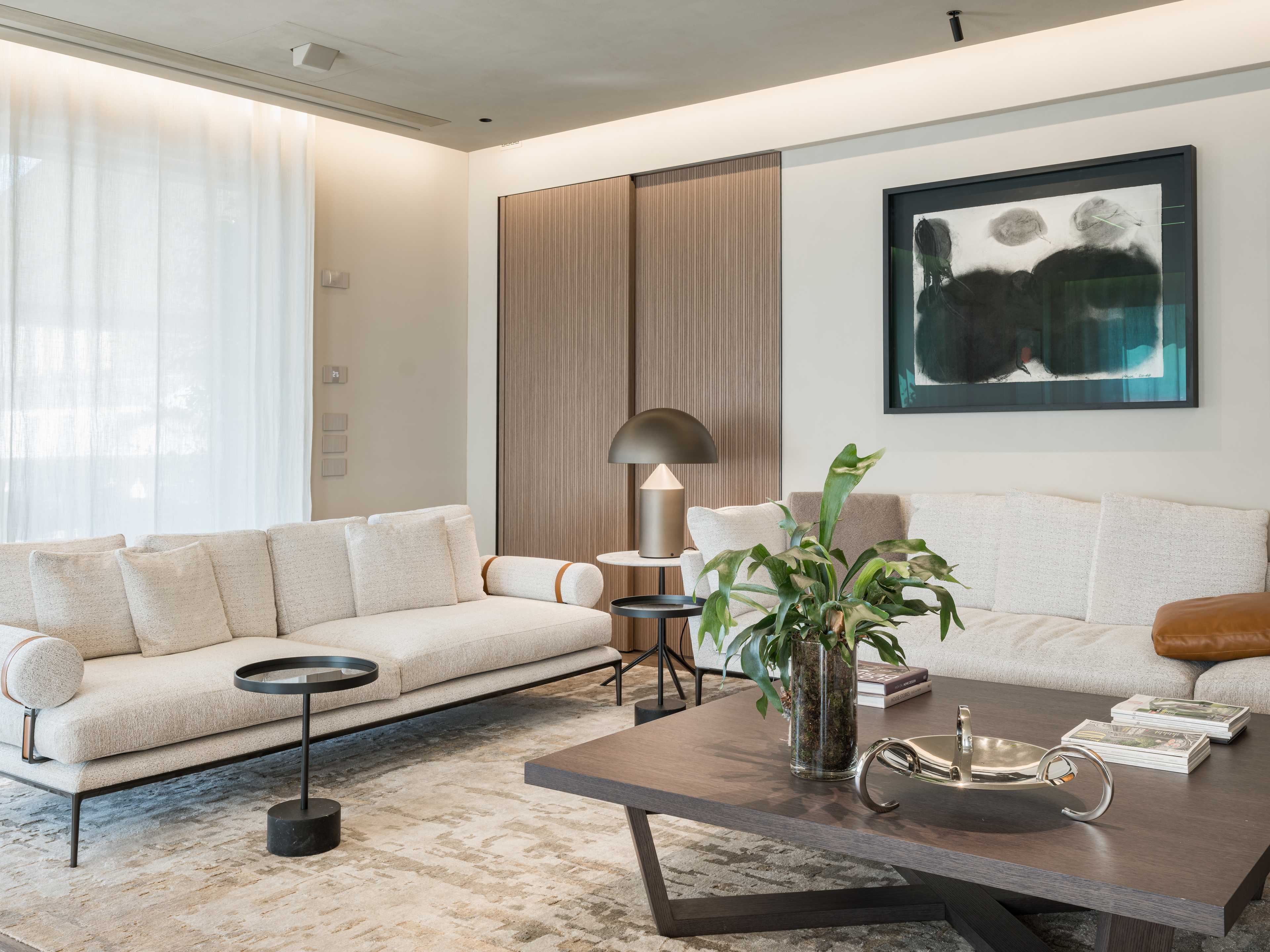 Finiture in argilla per un attico in centro a Verona. I soffitti sono impreziositi dalla pittura naturale all'argilla TerraSilk Strutturato nel colore Sale Grigio, mentre le pareti sono rifinite con l'intonaco di finitura all'argilla a grana fine TerraVista Liscio in un colore personalizzato. Progetto di Emanuele Soldi Architetto Fotografia: Michele Mascalzoni