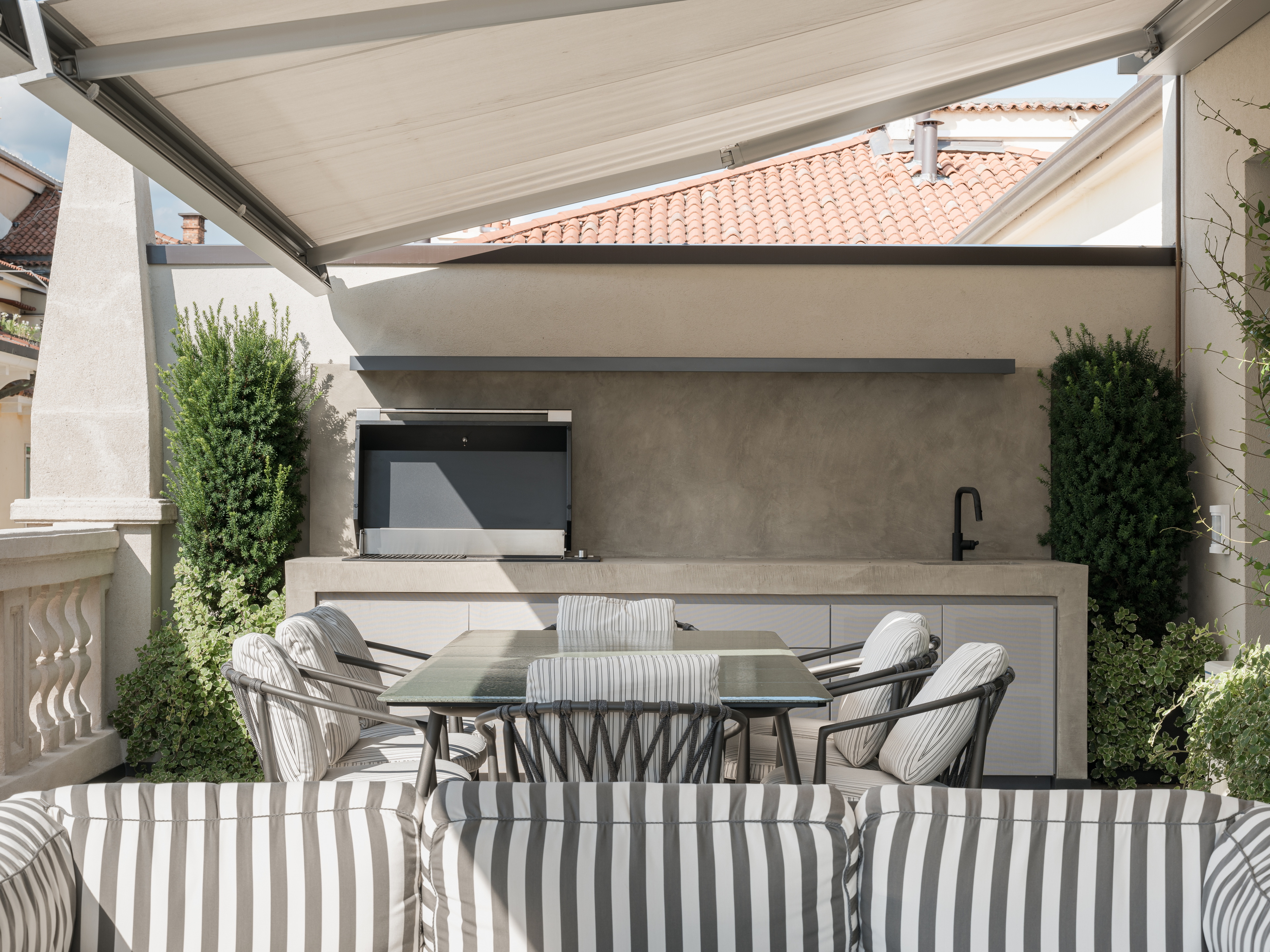 Finiture in argilla per un attico in centro a Verona. I soffitti sono impreziositi dalla pittura naturale all'argilla TerraSilk Strutturato nel colore Sale Grigio, mentre le pareti sono rifinite con l'intonaco di finitura all'argilla a grana fine TerraVista Liscio in un colore personalizzato. Progetto di Emanuele Soldi Architetto Fotografia: Michele Mascalzoni