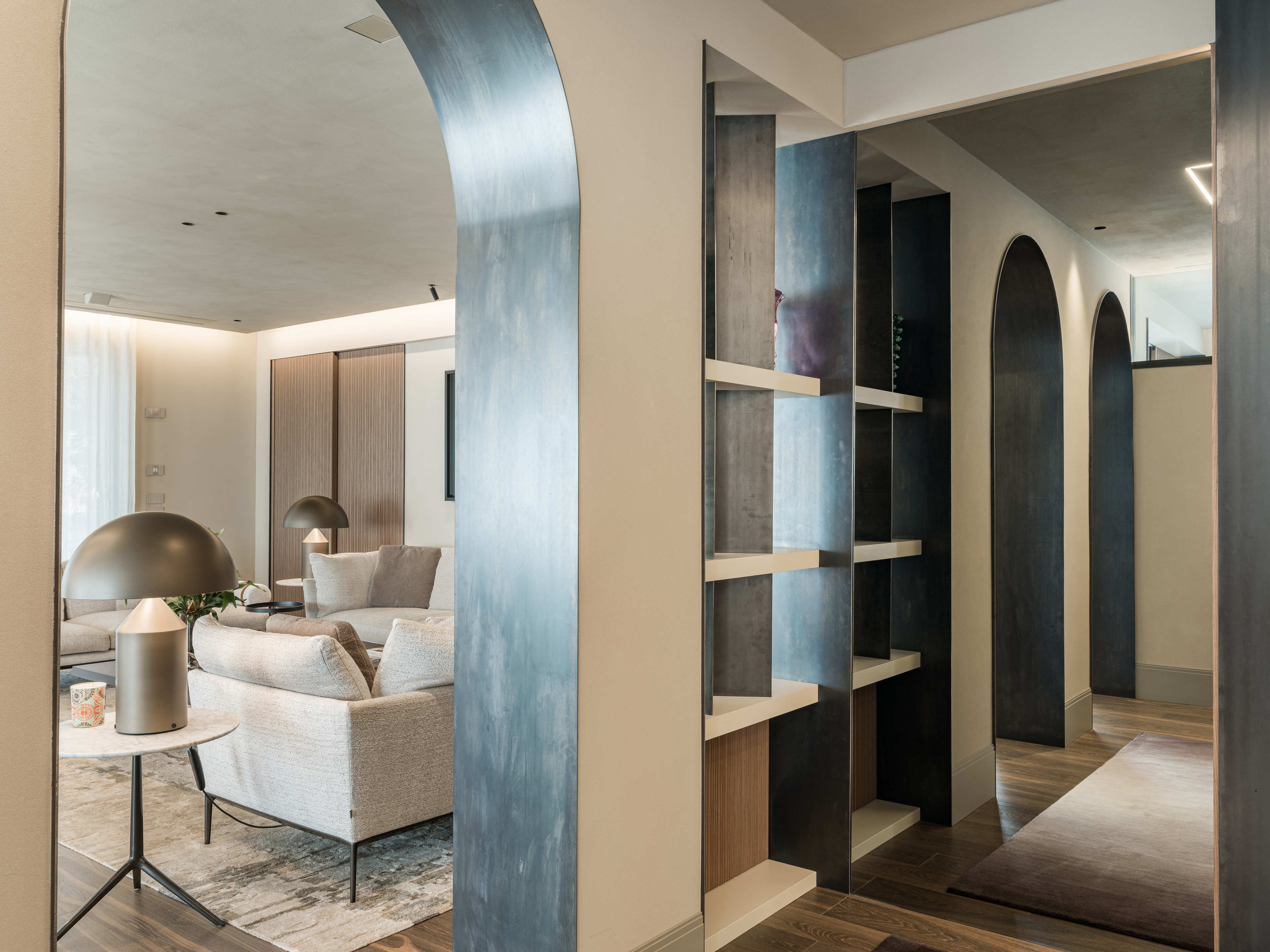 Finiture in argilla per un attico in centro a Verona. I soffitti sono impreziositi dalla pittura naturale all'argilla TerraSilk Strutturato nel colore Sale Grigio, mentre le pareti sono rifinite con l'intonaco di finitura all'argilla a grana fine TerraVista Liscio in un colore personalizzato. Progetto di Emanuele Soldi Architetto Fotografia: Michele Mascalzoni