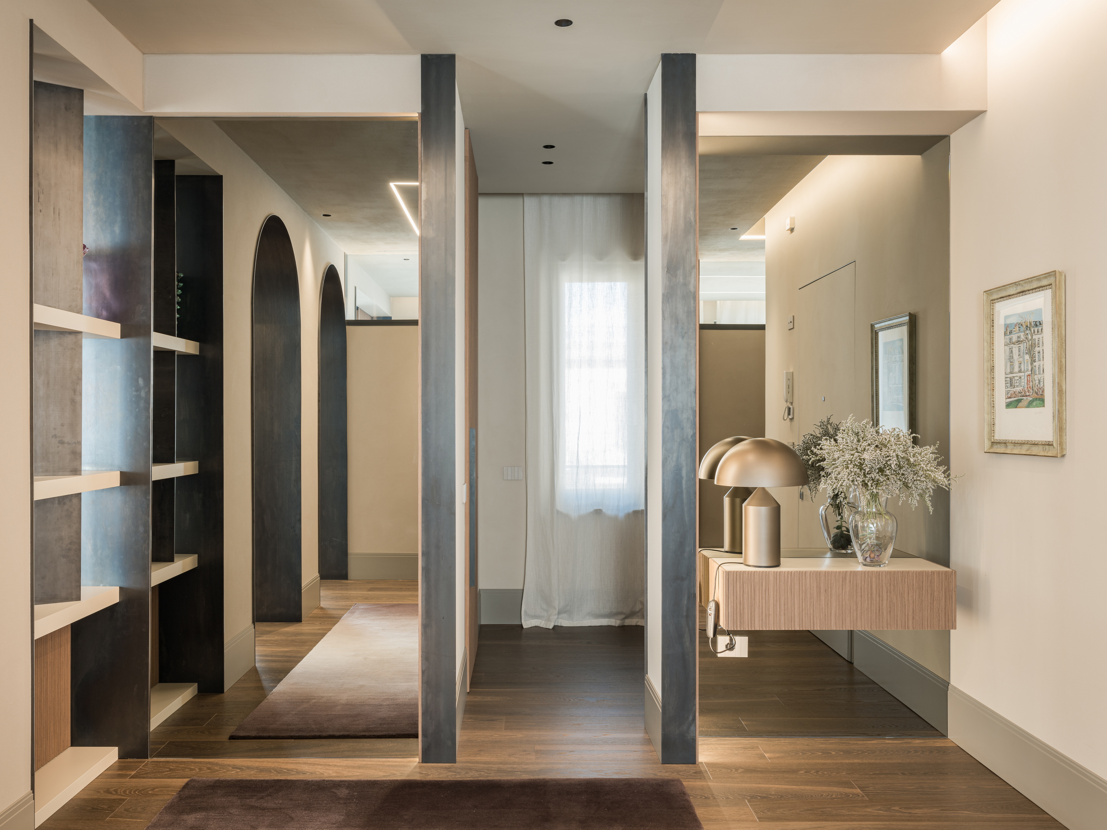 Finiture in argilla per un attico in centro a Verona. I soffitti sono impreziositi dalla pittura naturale all'argilla TerraSilk Strutturato nel colore Sale Grigio, mentre le pareti sono rifinite con l'intonaco di finitura all'argilla a grana fine TerraVista Liscio in un colore personalizzato. Progetto di Emanuele Soldi Architetto Fotografia: Michele Mascalzoni