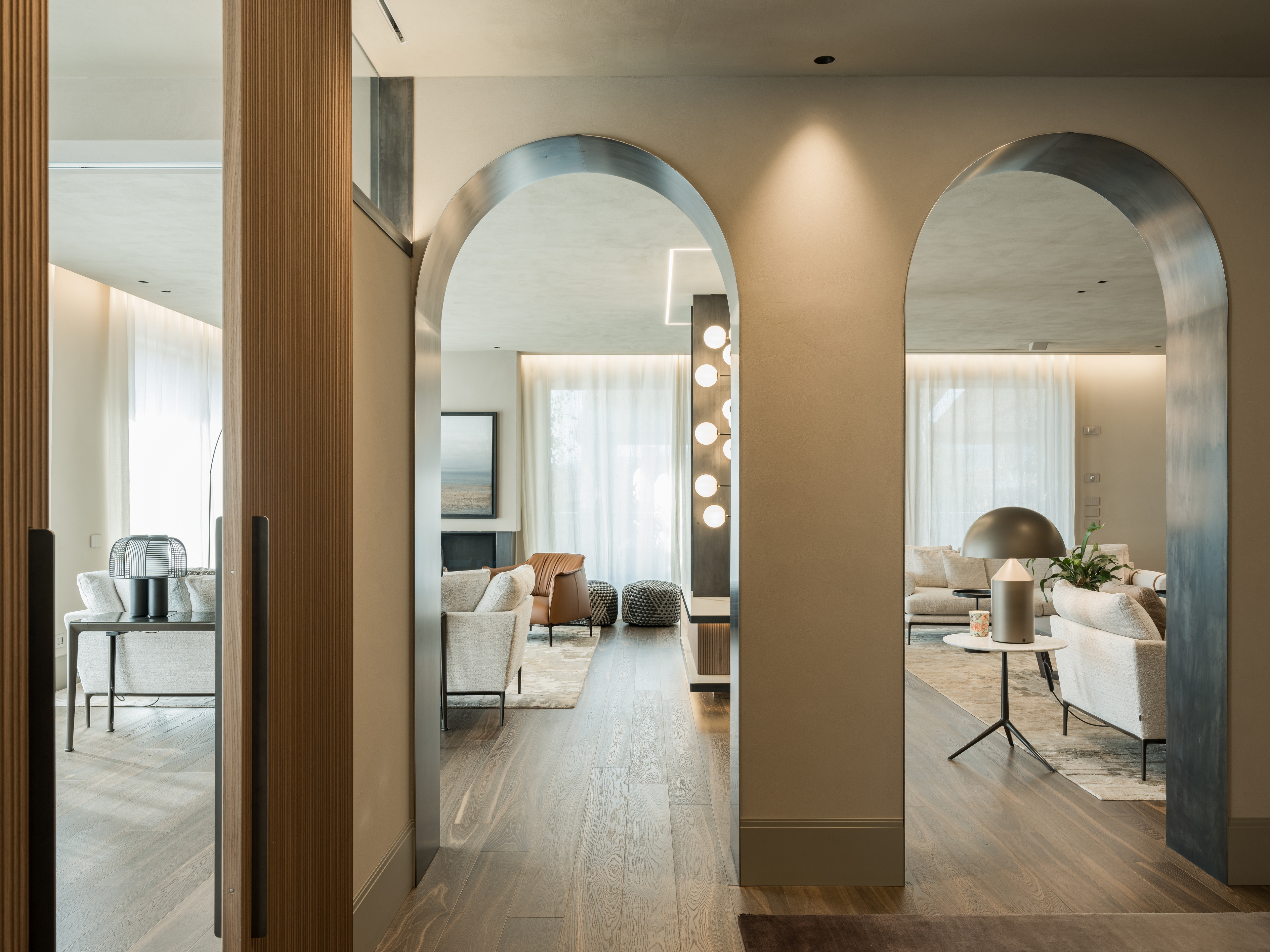 Finiture in argilla per un attico in centro a Verona. I soffitti sono impreziositi dalla pittura naturale all'argilla TerraSilk Strutturato nel colore Sale Grigio, mentre le pareti sono rifinite con l'intonaco di finitura all'argilla a grana fine TerraVista Liscio in un colore personalizzato. Progetto di Emanuele Soldi Architetto Fotografia: Michele Mascalzoni