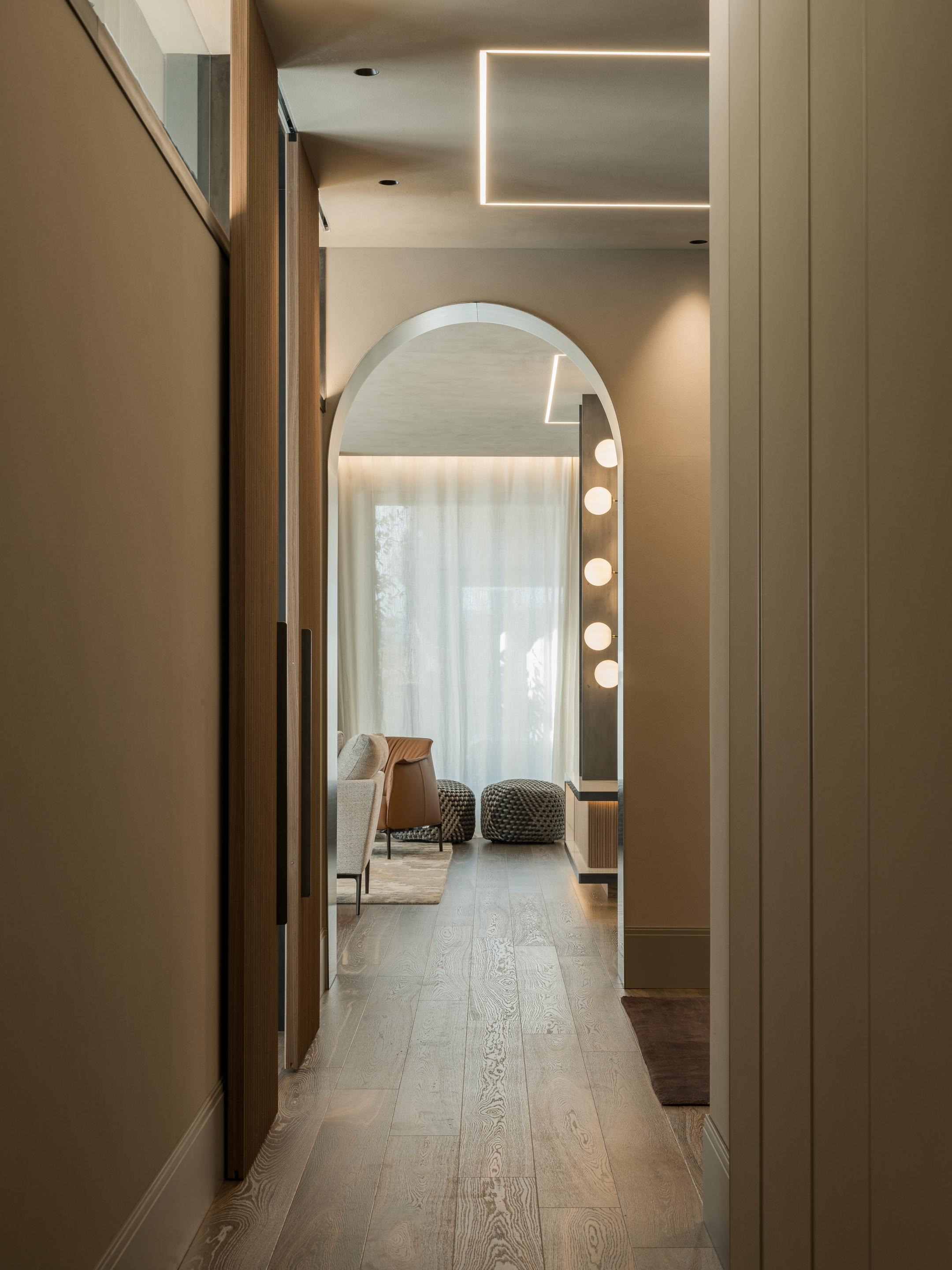 Finiture in argilla per un attico in centro a Verona. I soffitti sono impreziositi dalla pittura naturale all'argilla TerraSilk Strutturato nel colore Sale Grigio, mentre le pareti sono rifinite con l'intonaco di finitura all'argilla a grana fine TerraVista Liscio in un colore personalizzato. Progetto di Emanuele Soldi Architetto Fotografia: Michele Mascalzoni