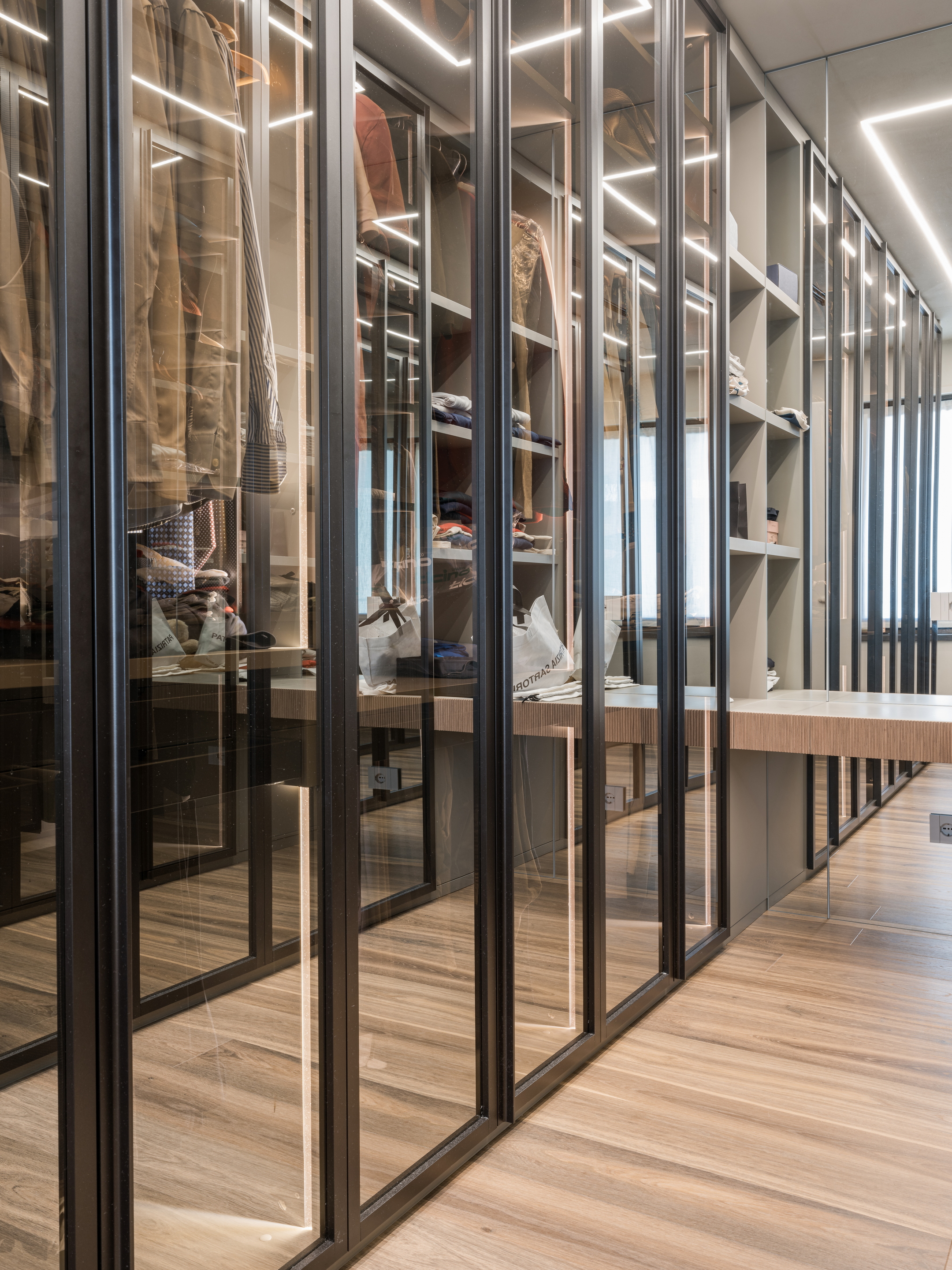 Finiture in argilla per un attico in centro a Verona. I soffitti sono impreziositi dalla pittura naturale all'argilla TerraSilk Strutturato nel colore Sale Grigio, mentre le pareti sono rifinite con l'intonaco di finitura all'argilla a grana fine TerraVista Liscio in un colore personalizzato. Progetto di Emanuele Soldi Architetto Fotografia: Michele Mascalzoni