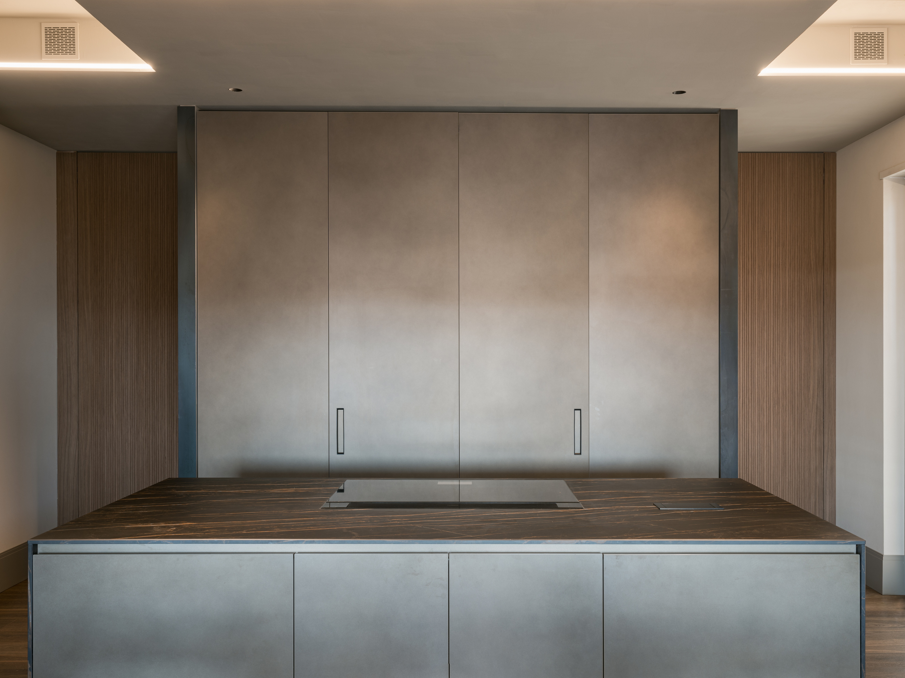 Finiture in argilla per un attico in centro a Verona. I soffitti sono impreziositi dalla pittura naturale all'argilla TerraSilk Strutturato nel colore Sale Grigio, mentre le pareti sono rifinite con l'intonaco di finitura all'argilla a grana fine TerraVista Liscio in un colore personalizzato. Progetto di Emanuele Soldi Architetto Fotografia: Michele Mascalzoni